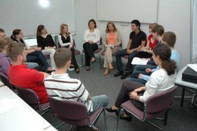 Annette Bubel während eines Seminars mit Seminarteilnehmern zum Thema Teamentwicklung
