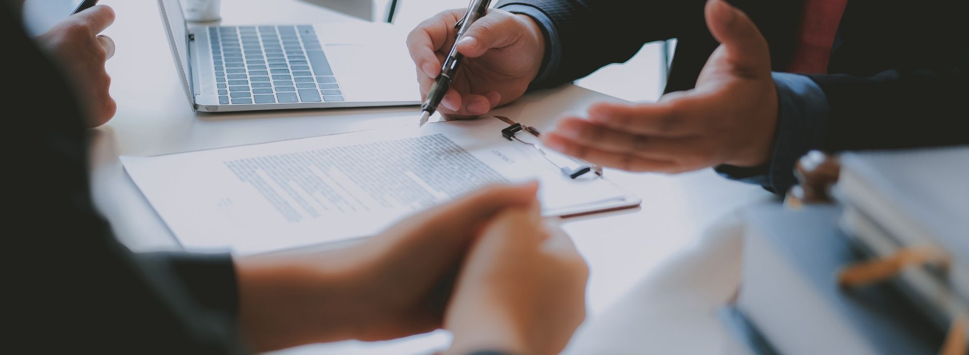 Mann in blauem Pullover auf der Jobsuche