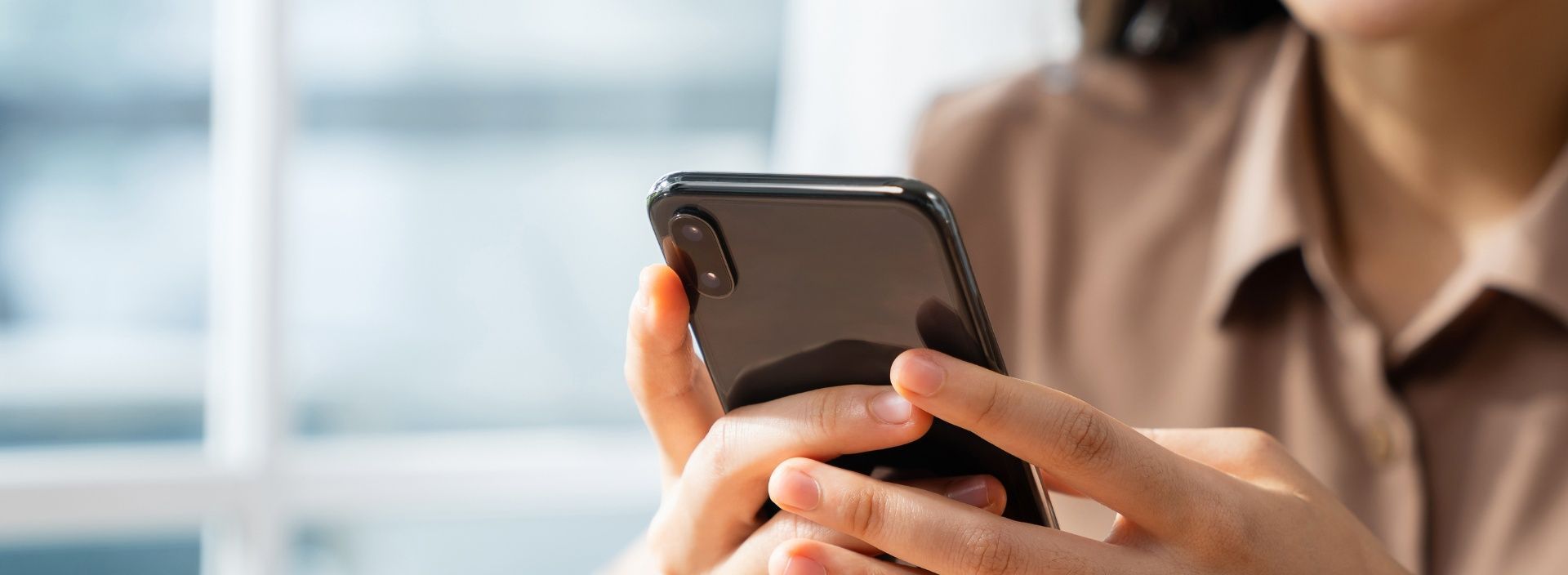 Mann in blauem Pullover auf der Jobsuche
