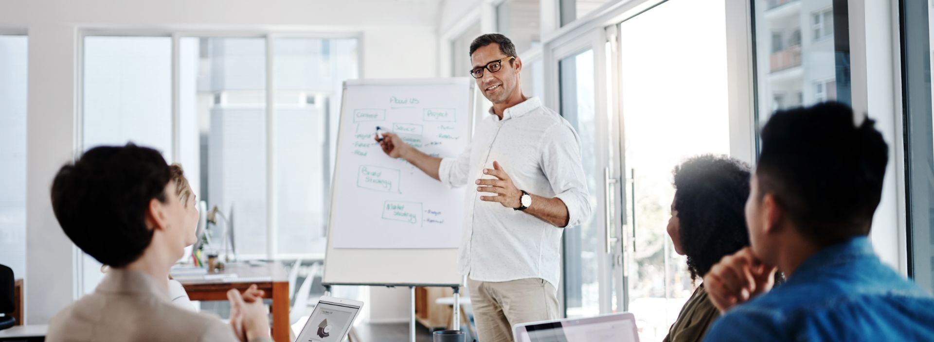 Mann in blauem Pullover auf der Jobsuche