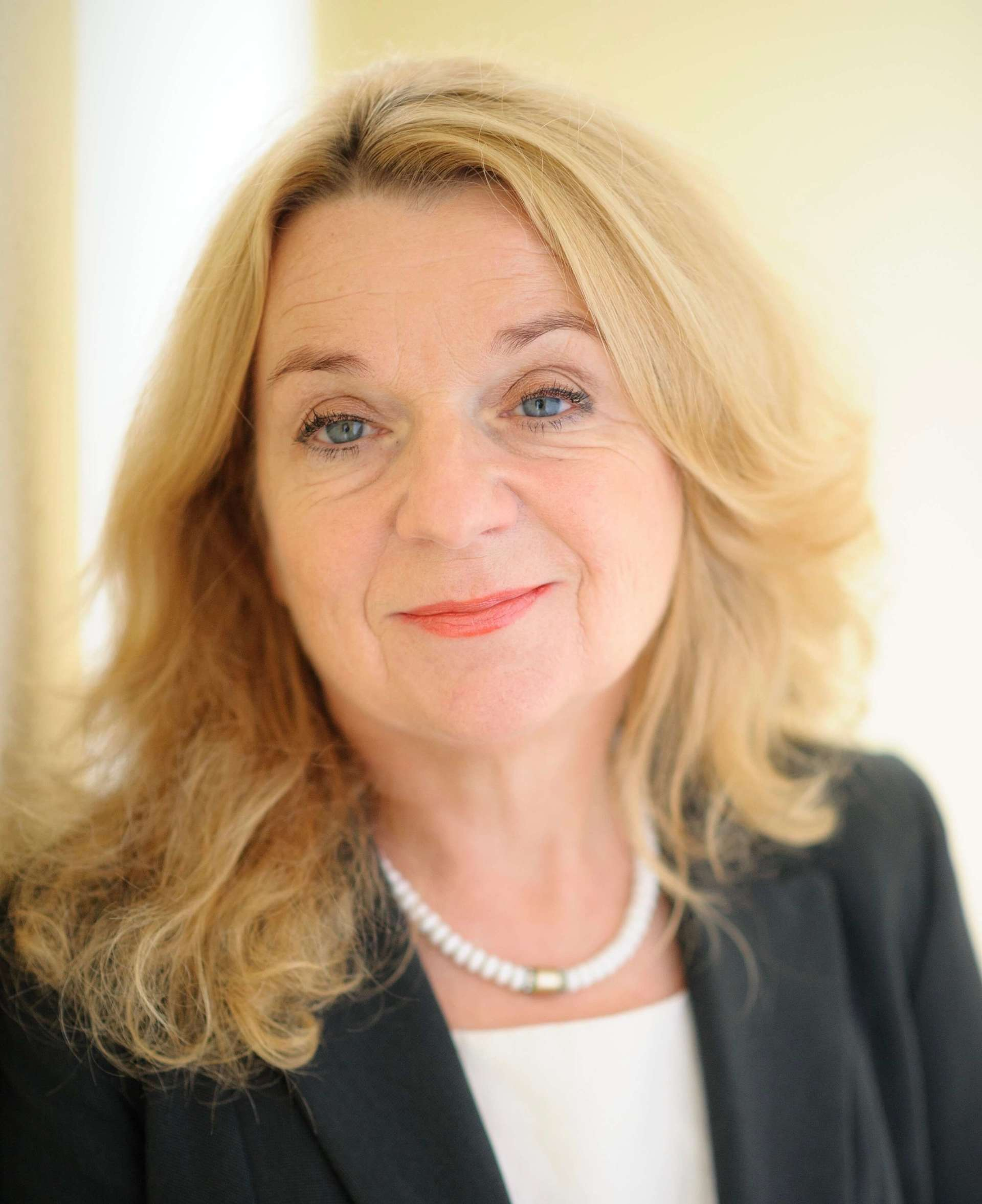 Portraitbild von Annette Bubel im Anzug