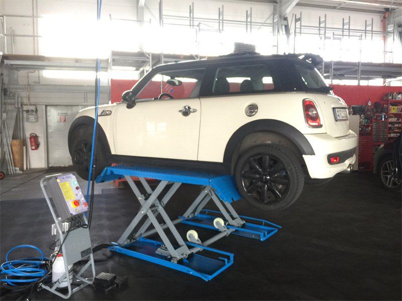 Mobile Hebebühne mit Auto