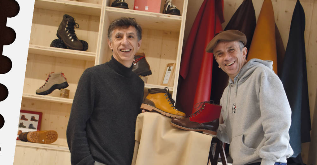 Stéphane et Philippe se sont rencontrés sur un marché nocturne autour d’un stand de chaussures. Le premier parle d’atelier béarnais, fabricant des chaussures de montagne. Le second, qui se se bat contre les produits « made in ailleurs » et de piètre qualité, écoute, et trouve ce soir là, son alter ego. Voilà, nos deux acolytes Stéphane, 1.87m d’efficacité, de bienveillance, de calme en toutes circonstances et Philippe, béret vissé sur la tête qui après avoir sillonné une partie du monde, s’attache désormais à developper et à promouvoir son Béarn natal. C’est ensemble que Stéphane et Philippe vont partir à l’aventure, celle qui remet l’essentiel au coeur de chaque action. Faire perdurer le savoir-faire d’un atelier français, utilisant des matières premières de qualité, pour produire de belles chaussures durables. Ils s’inscrivent dans une démarche de consommation réfléchie et responsable. La notion d’emploi local à une vraie signification pour eux et l’énergie qu’ils déploient quotidiennement augmente l’effectif de l’Atelier de 3 à 12 personnes en 4 ans.