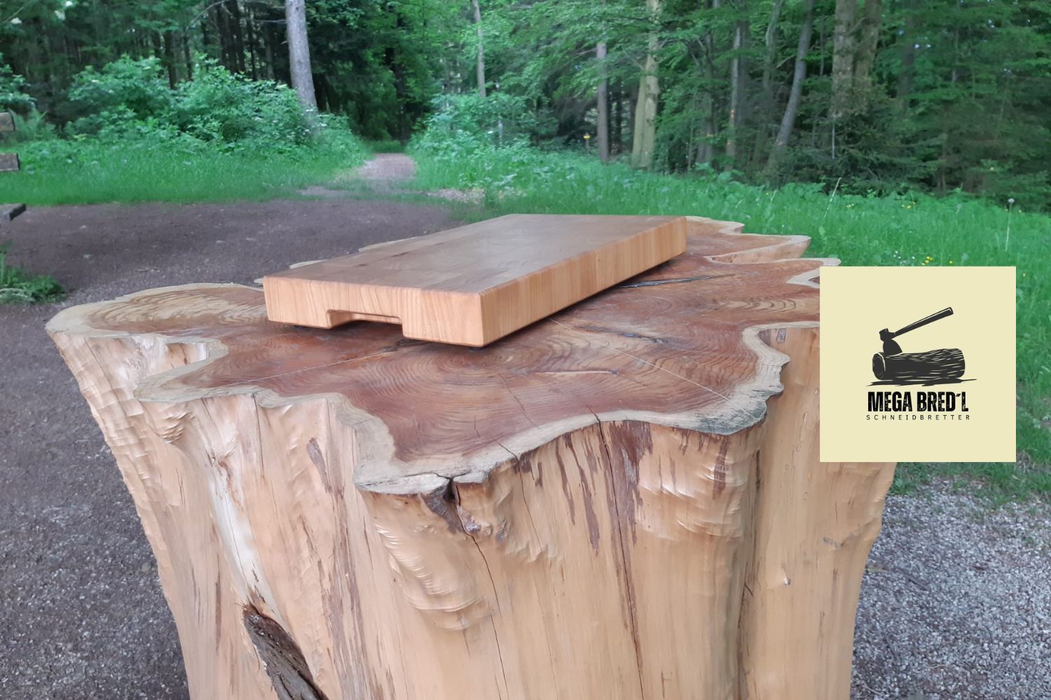 Edle Servierbretter und Küchenbretter aus Stirnholz in Eiche oder Walnuss.