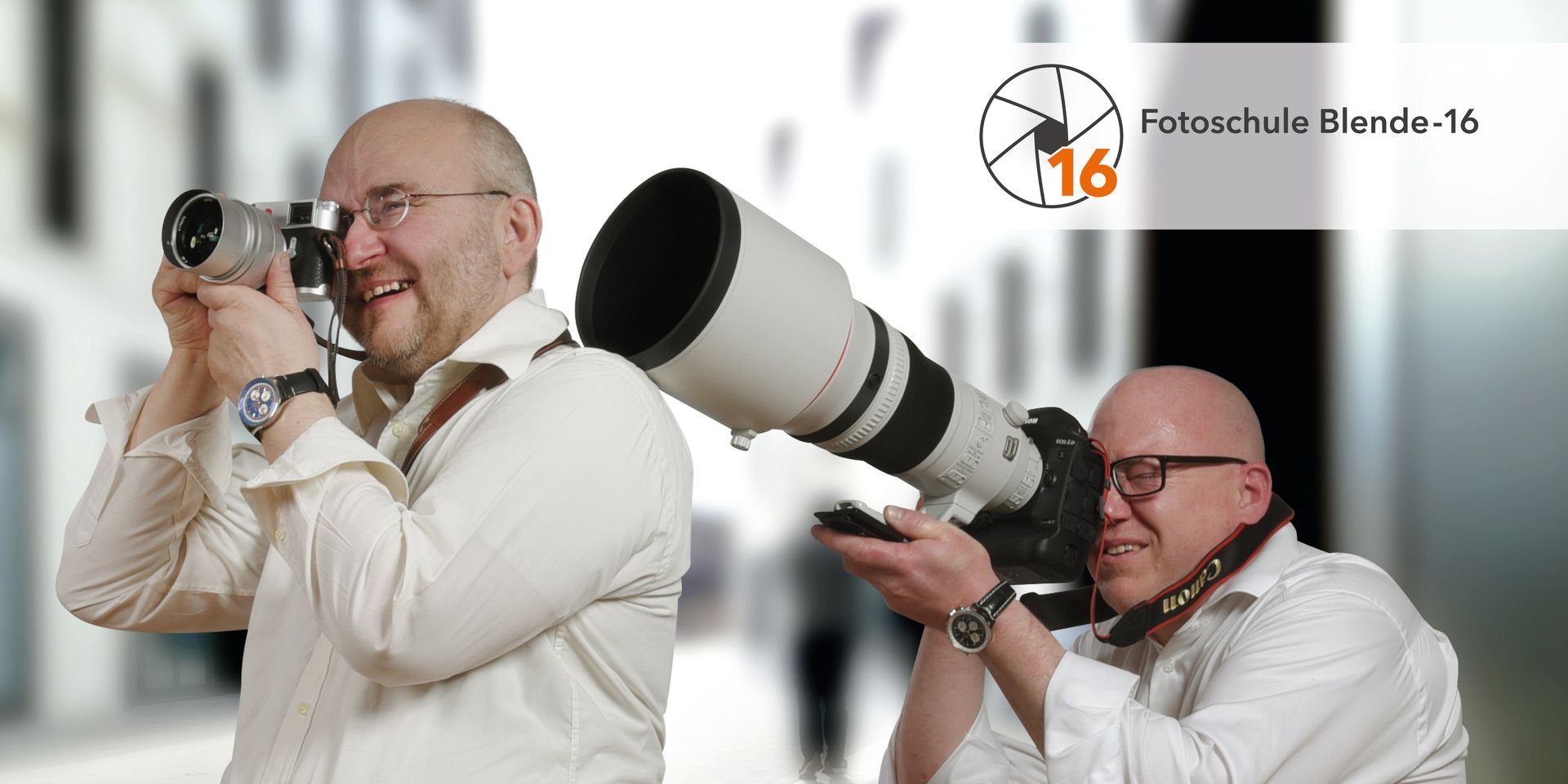Zwei Fotografen sind auf dem Startseitenbild der Webseite der Fotoschule Blende-16, Fotokurse und Fotoworkshops rund um die digitale Fotografie.