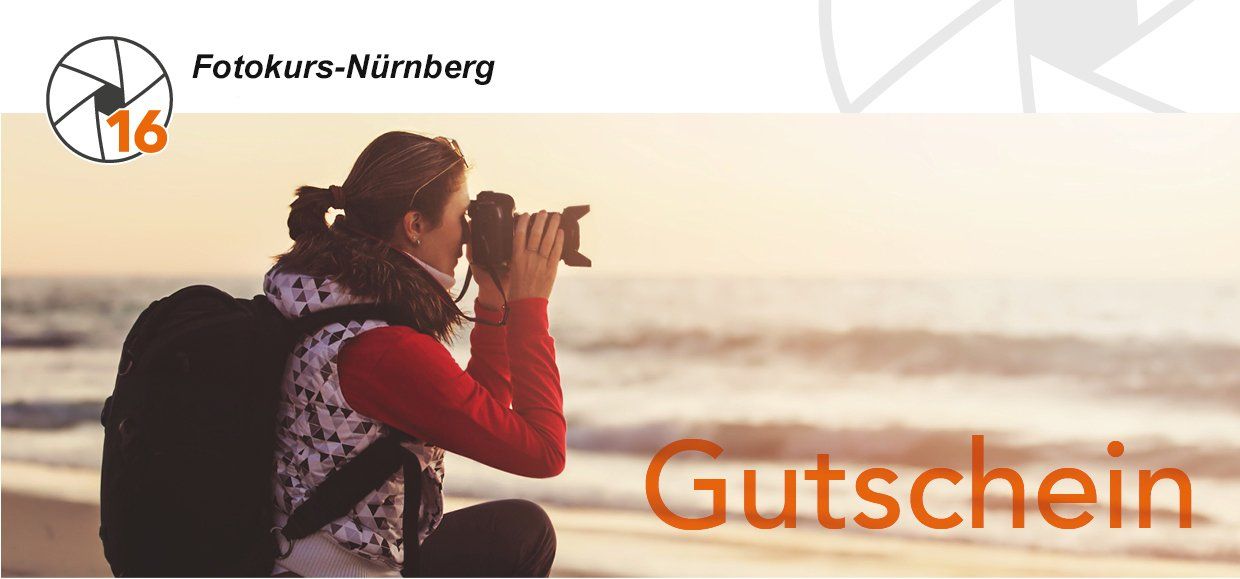 Eine Fotografien fotografiert ins Meer hinein. Dies ist das Titelbild des Geschenkgutschein von Fotokurs Nürnberg.