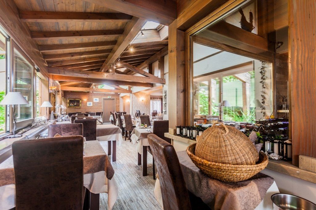 Salle de restaurant hôtel Brides les bains