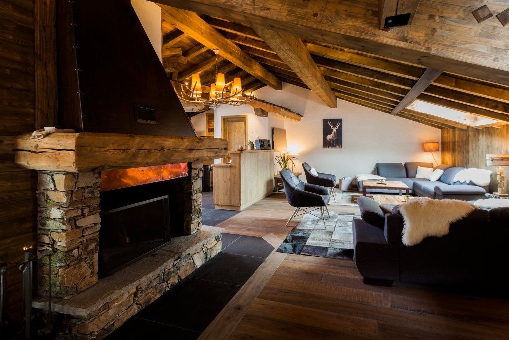 Vue cheminée et salon chalet Courchevel