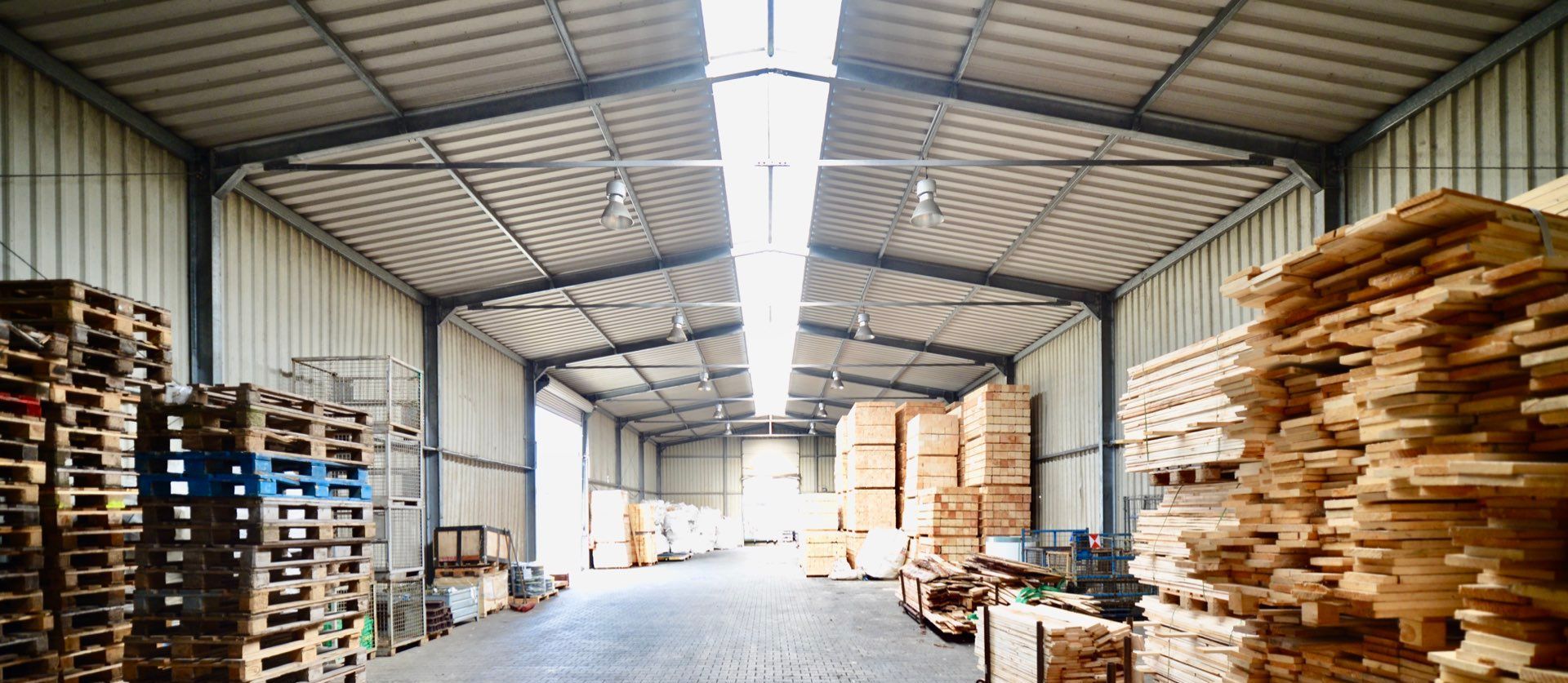 Feuerverzinkte Stahlbauhalle gebraucht Aktuelles Innenfoto vom 19.02.25 des Hallentragwerks Bj. 2008