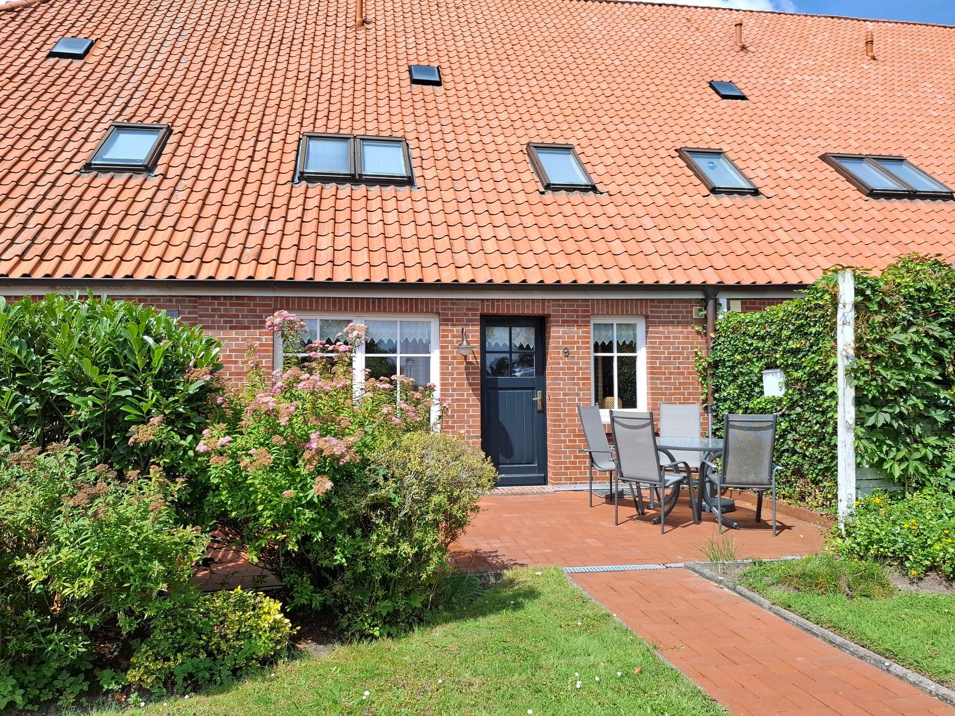 Ansicht Ferienhaus im alten Gulfhof mitten in Greetsiel mit Gartenansicht.
