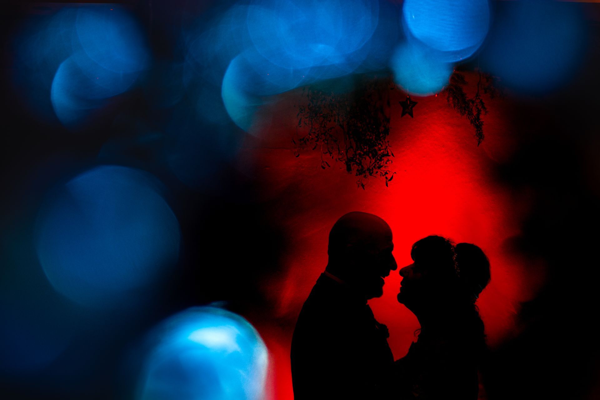 silhouette eines brautpaares mit rotem und blauem blitzlicht