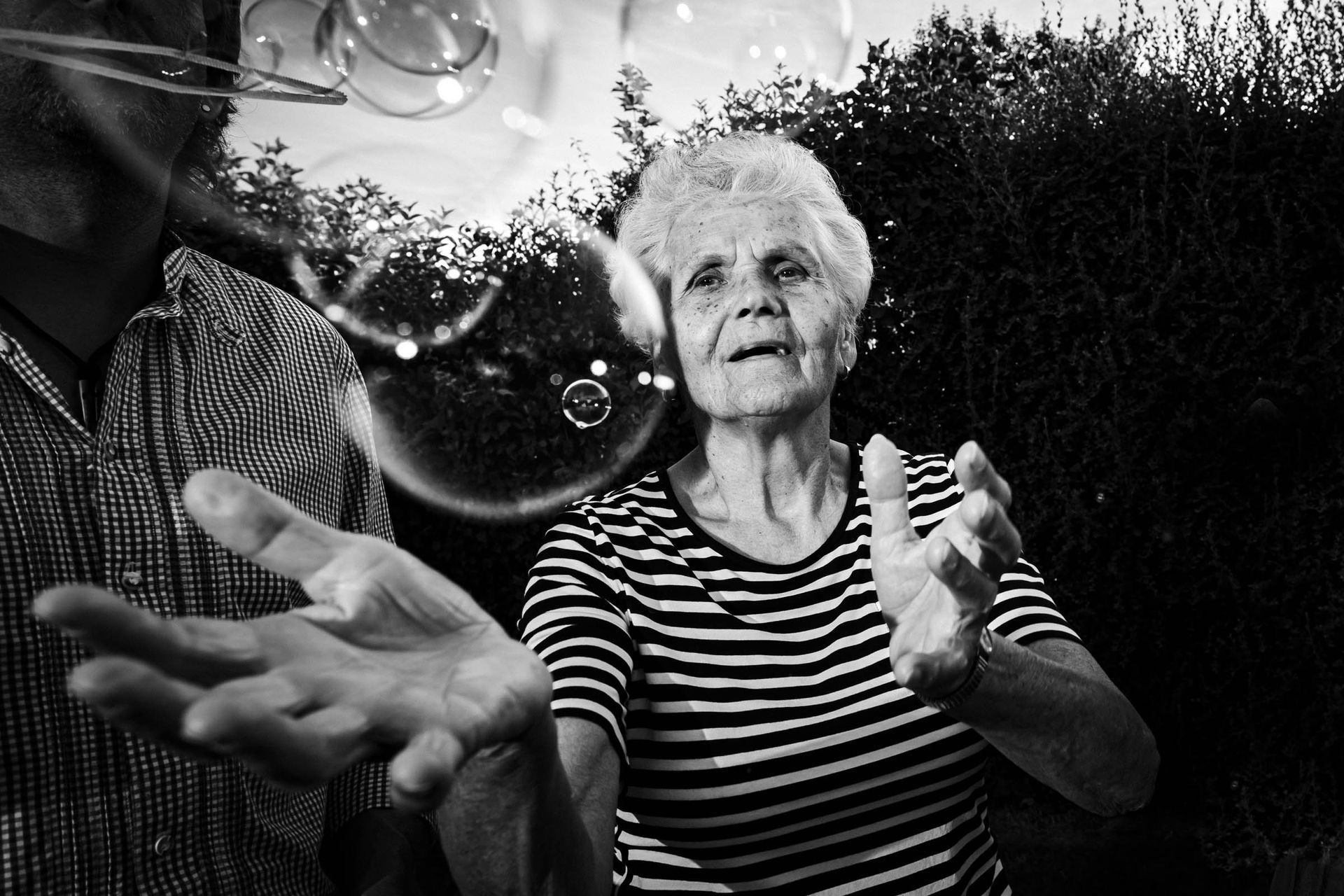 großmutter fängt seifenblasen