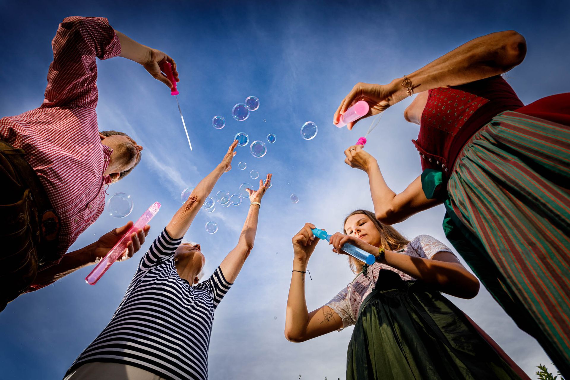familienbild mit seifenblasen perspektive von unten