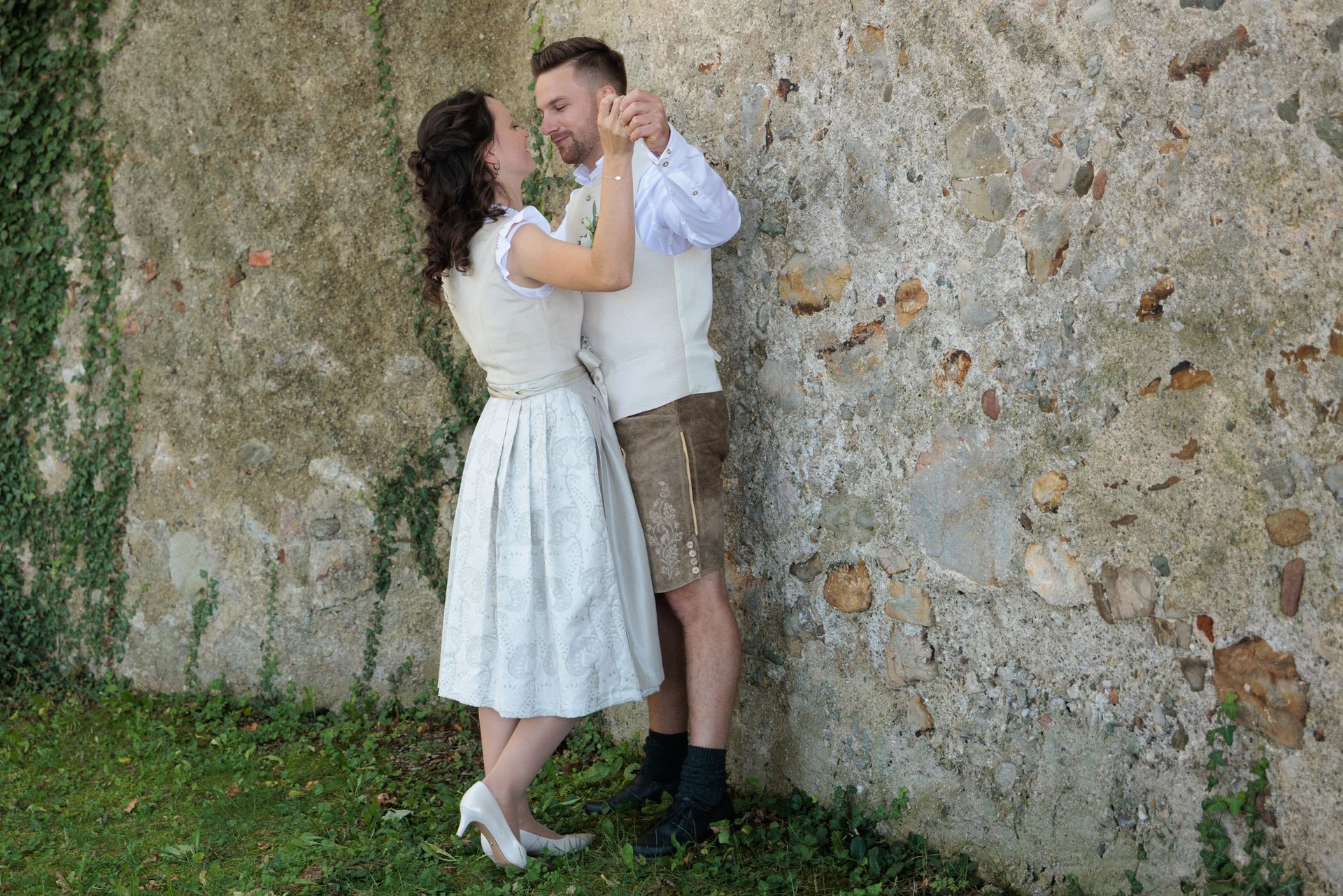 Bildentwicklung vorher nachher standesamtliche hochzeit paar vor mauer