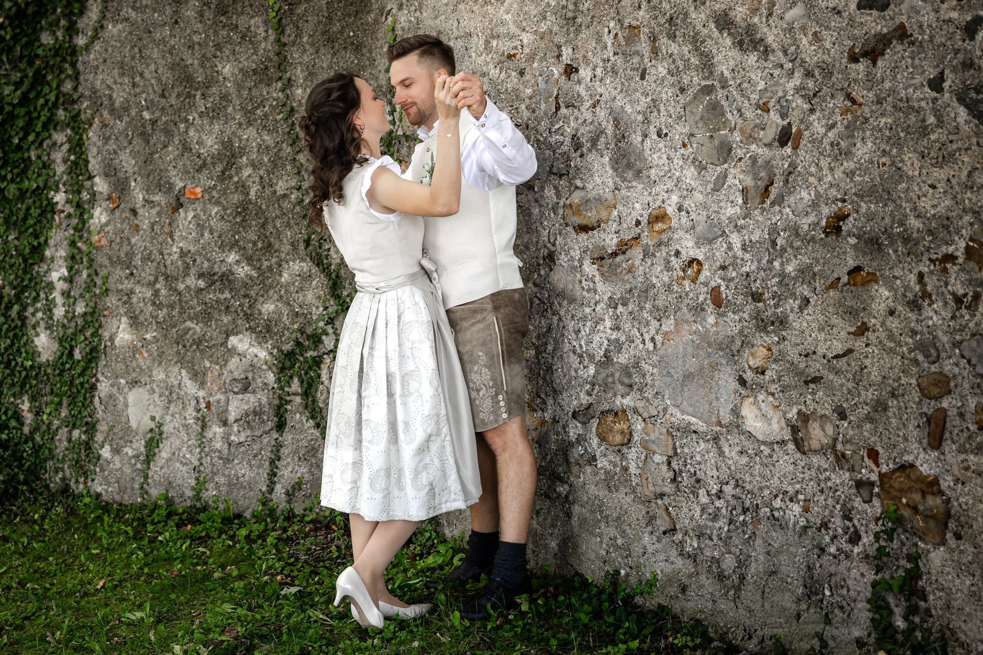 bildentwicklung nachher paar in tracht vor mauer standesamtliche hochzeit