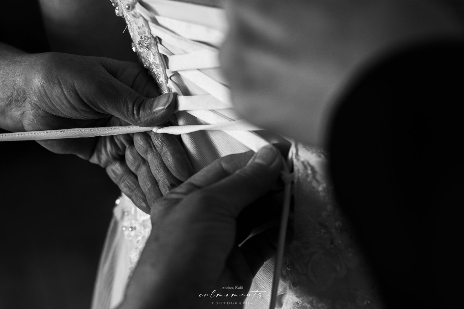 getting ready im schloss pertensteinbrautkleid wird geschnürt