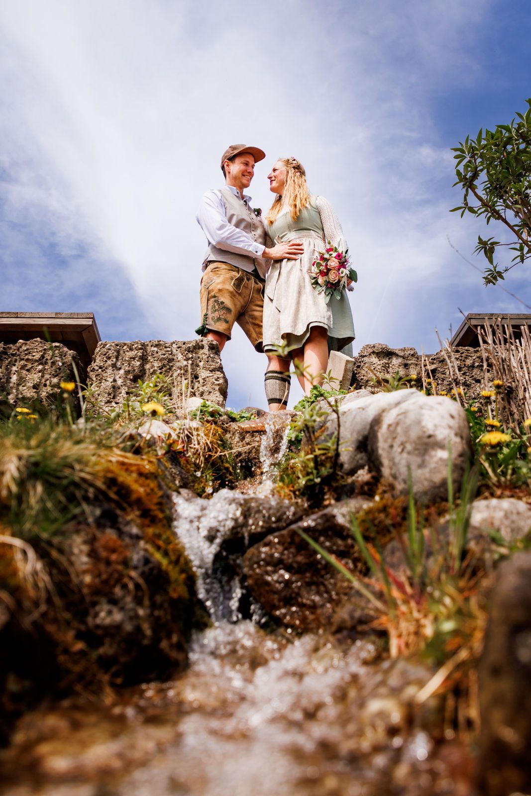 Hochzeitsfotograf Chiemsee Fraueninsel // Andrea Kühl 2023 hochzeitspaar in tracht in gstadt am chiemsee portrait mit wasser im Vordergrung