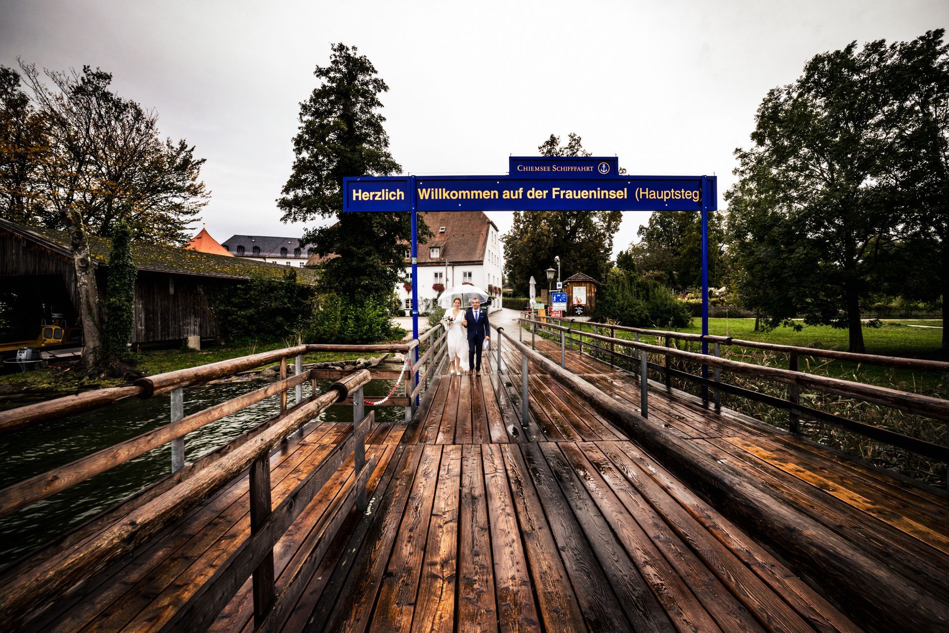 Brautpaar geht über Steg zum Schiff über den Chiemsee zurück nach Gstad.
