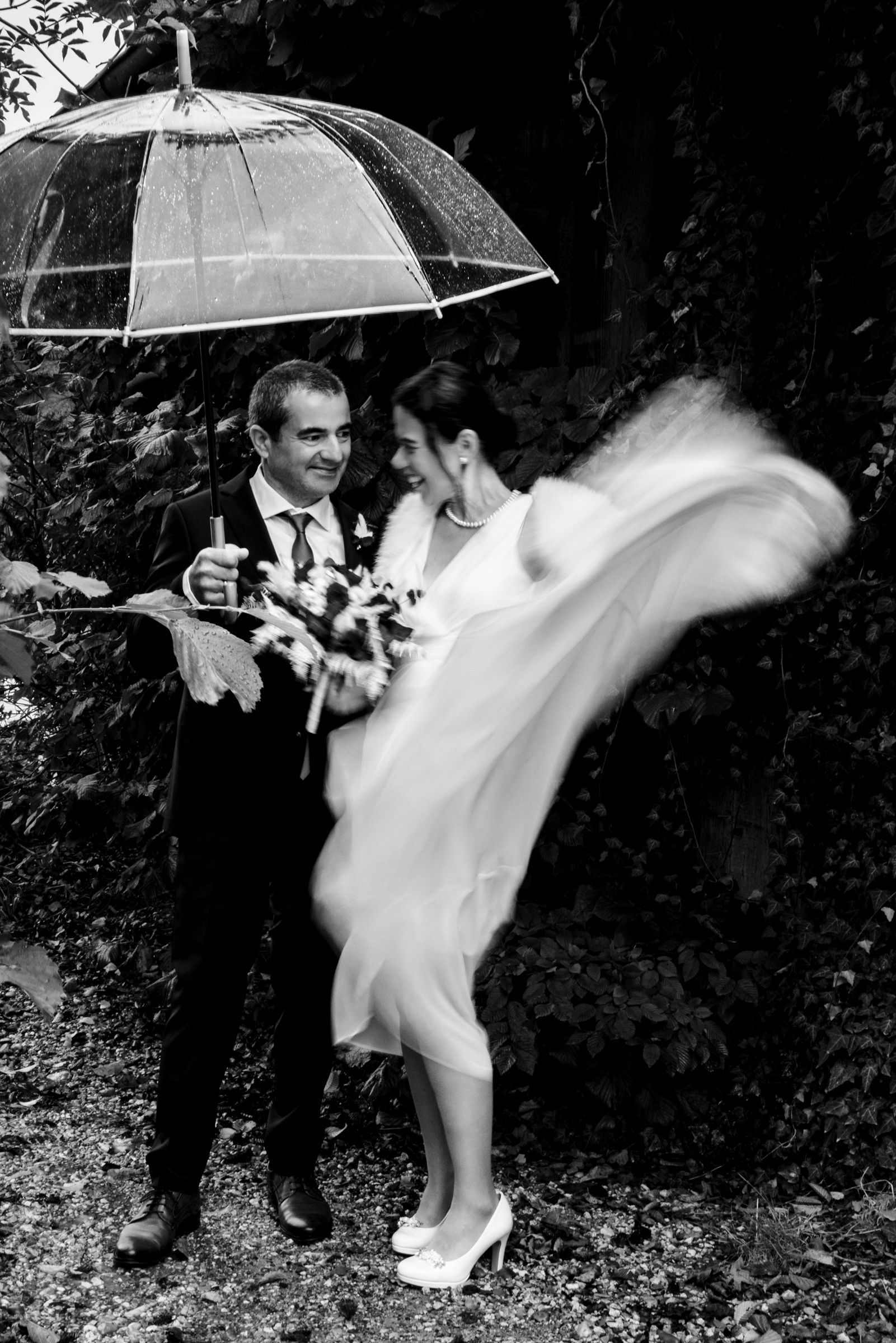 brautpaar mit transparentem regenschirm auf der fraueninsel