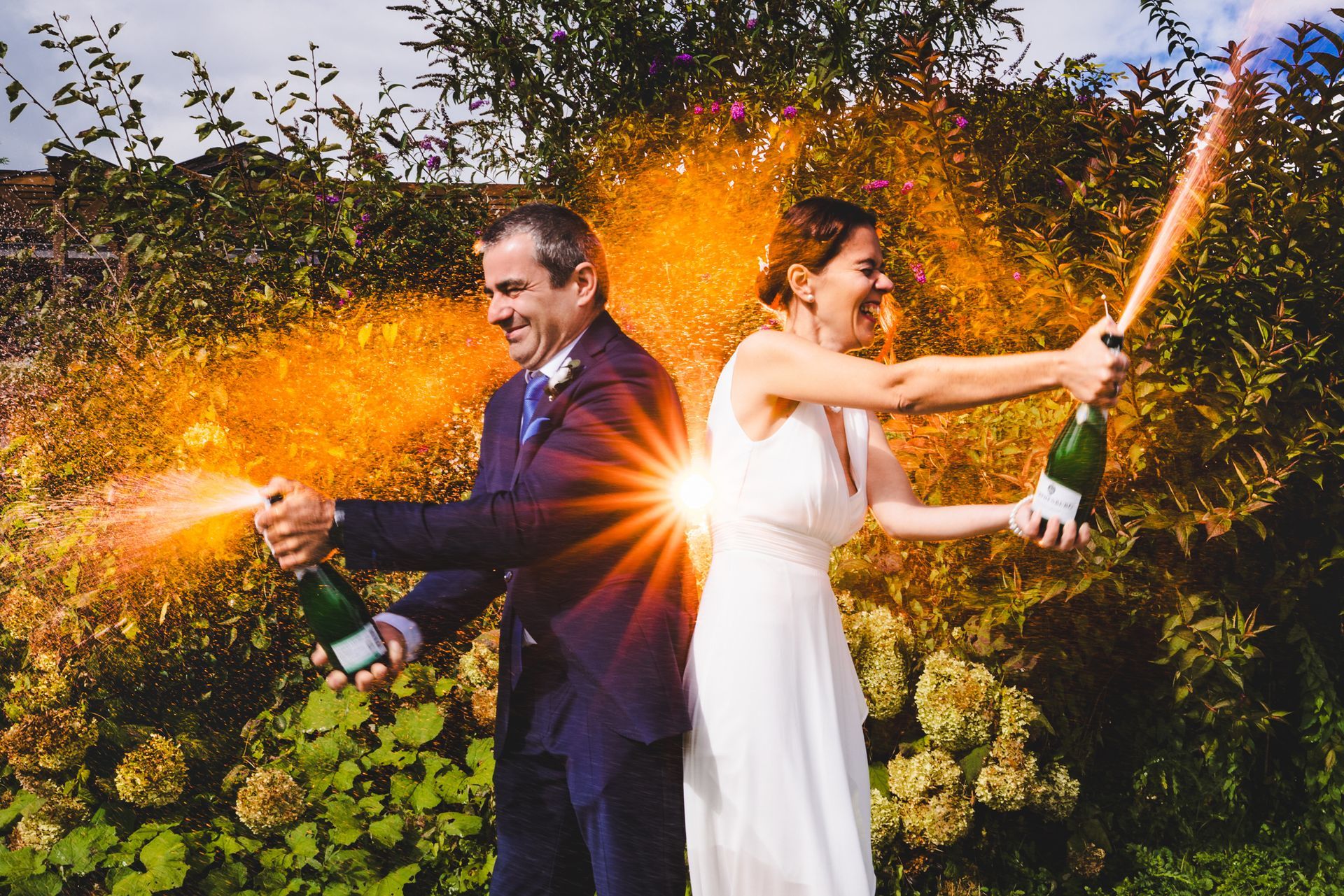 Elopement auf der Fraueninsel - Heiraten nur zu zweit brautpaar nach hochzeit auf fraueninsel beim sektspritzen