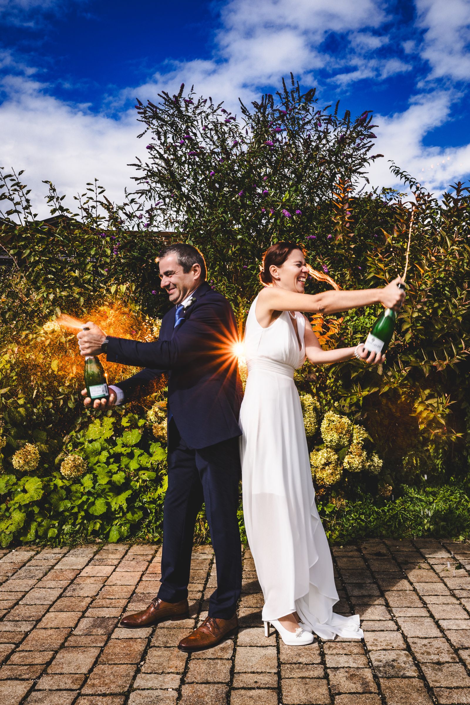 brautpaar beim sektspritzen