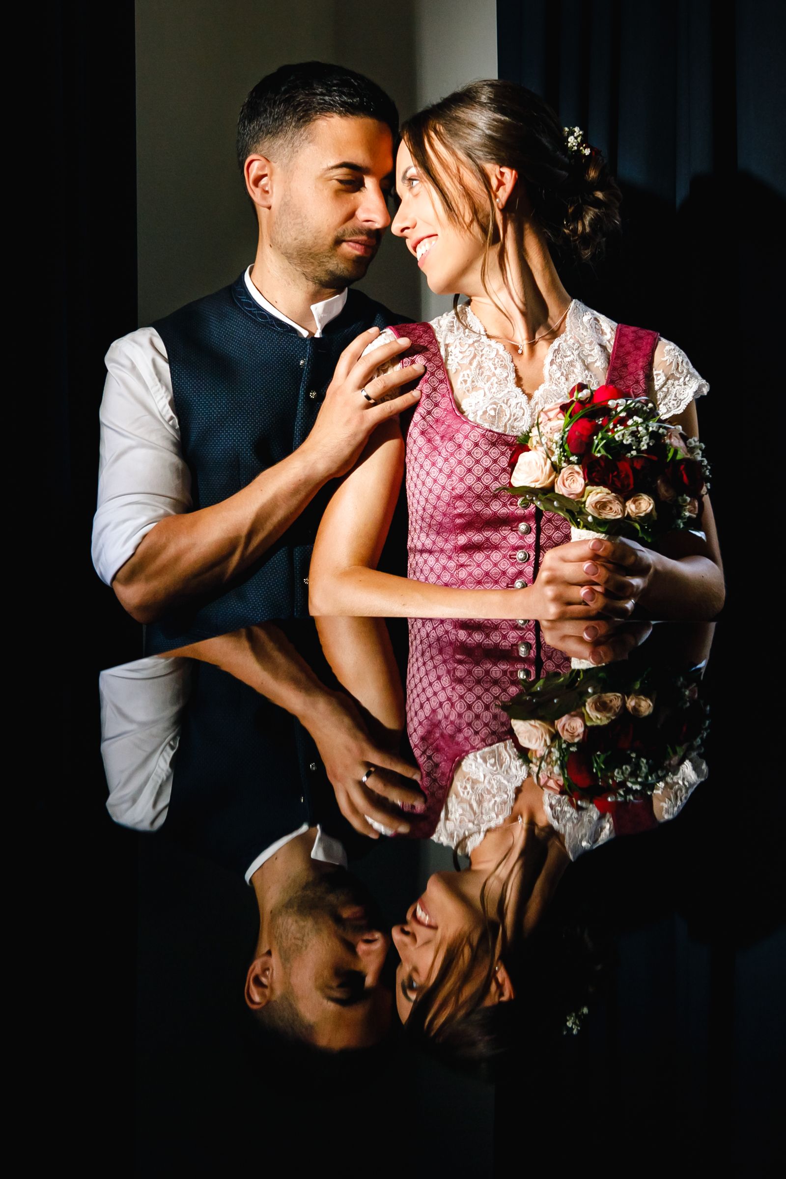 heiraten kloster seeon hochzeitspaar mit spiegelbild
