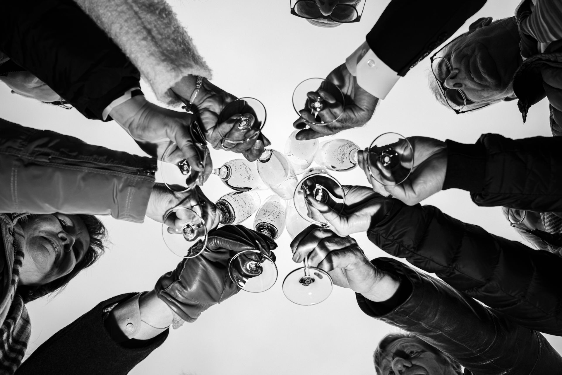 bei hochzeit im kloster seeon stoßen 8 gäste mit sekt an