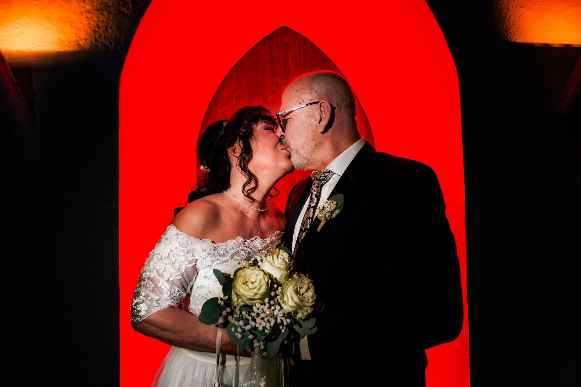 heiraten kloster seeon brautpaar küsst sich kreativ geblitzt