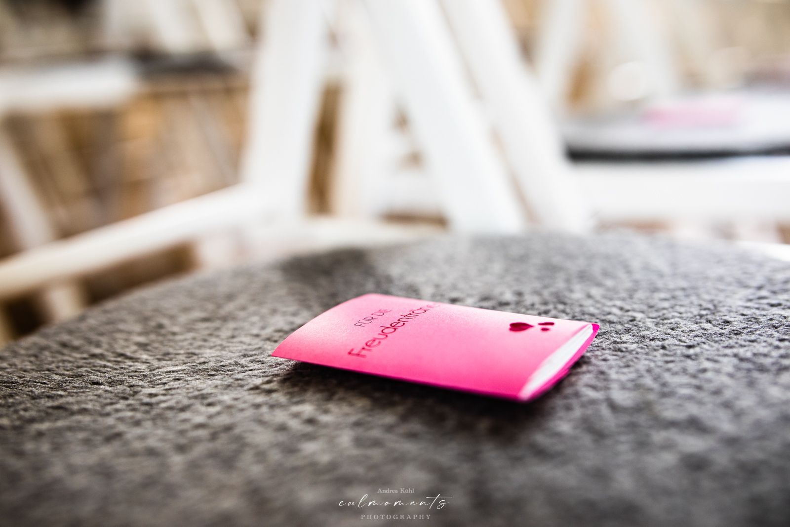 freudentränen hochzeit taschentuch auf stuhl