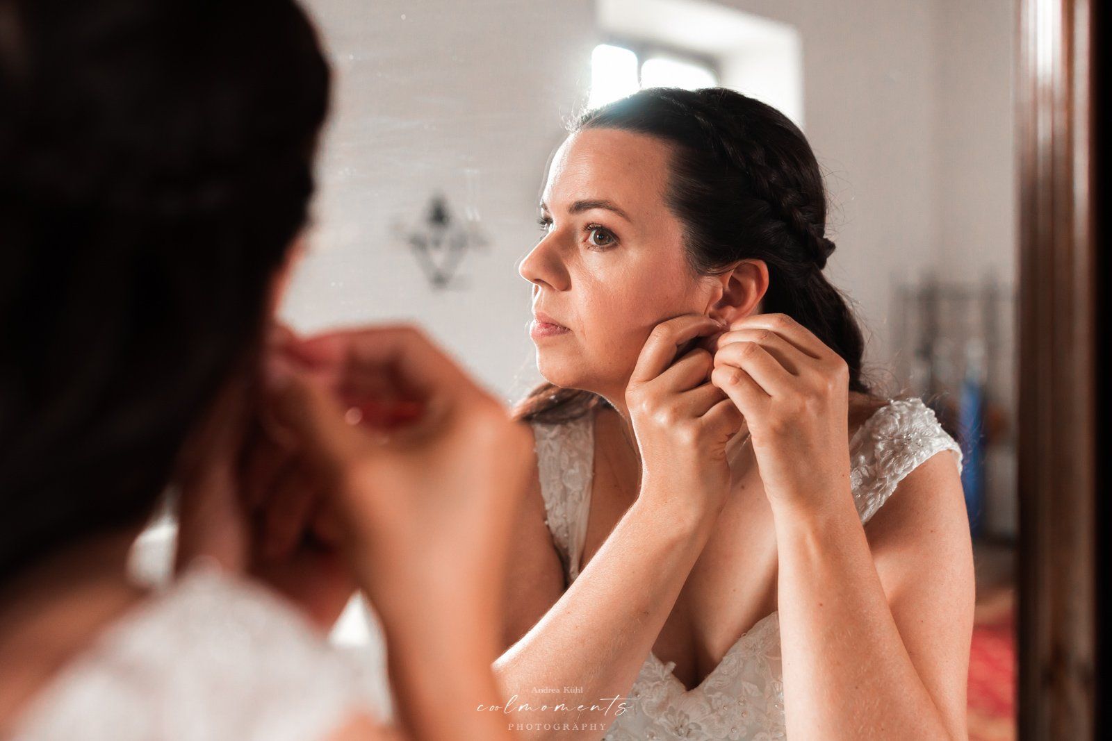 hochzeitsfotograf schloss pertenstein braut legt die ohrringe an
