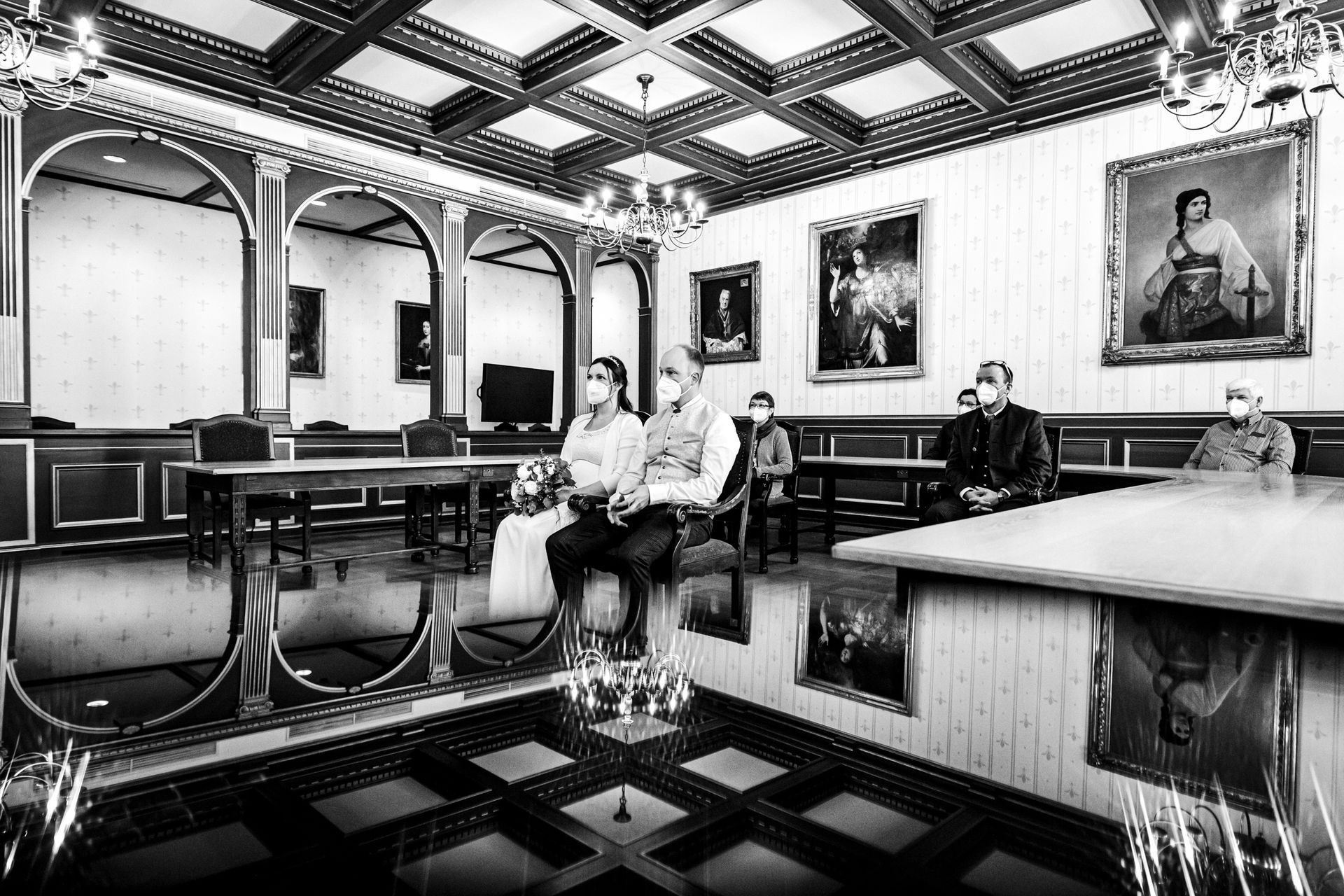 hochzeitspaar mit gesichtsmasken bei trauung im alten ratssaal traunstein