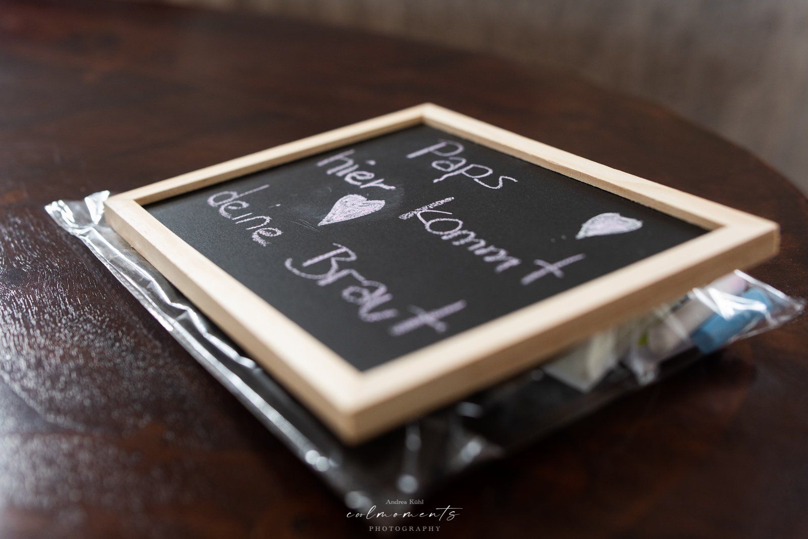 schiefertafel mit spruch paps hier kommt deine braut