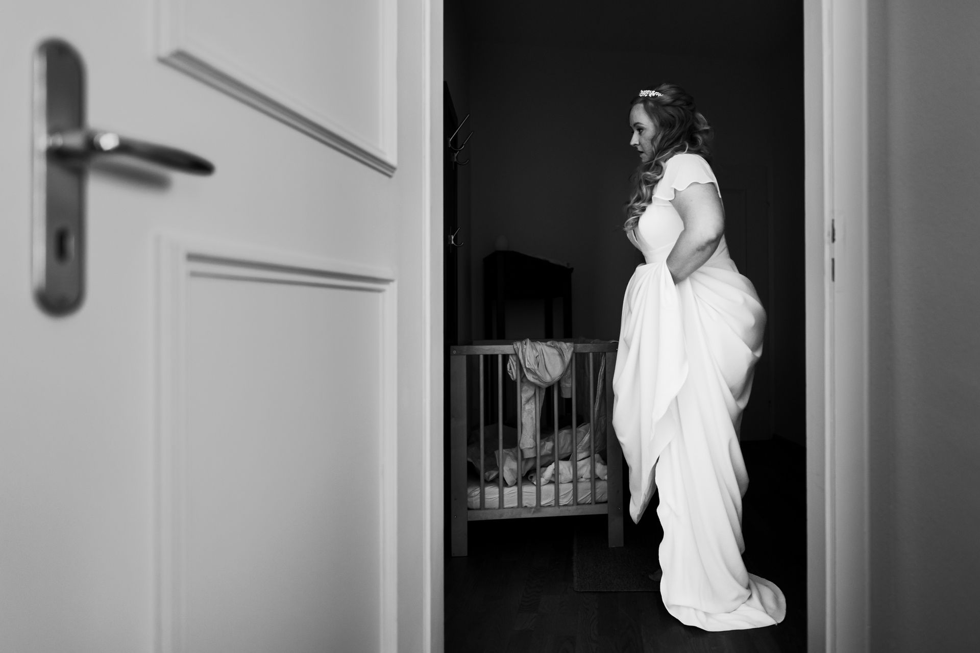 hochzeit braut durch offene tür beobachtet