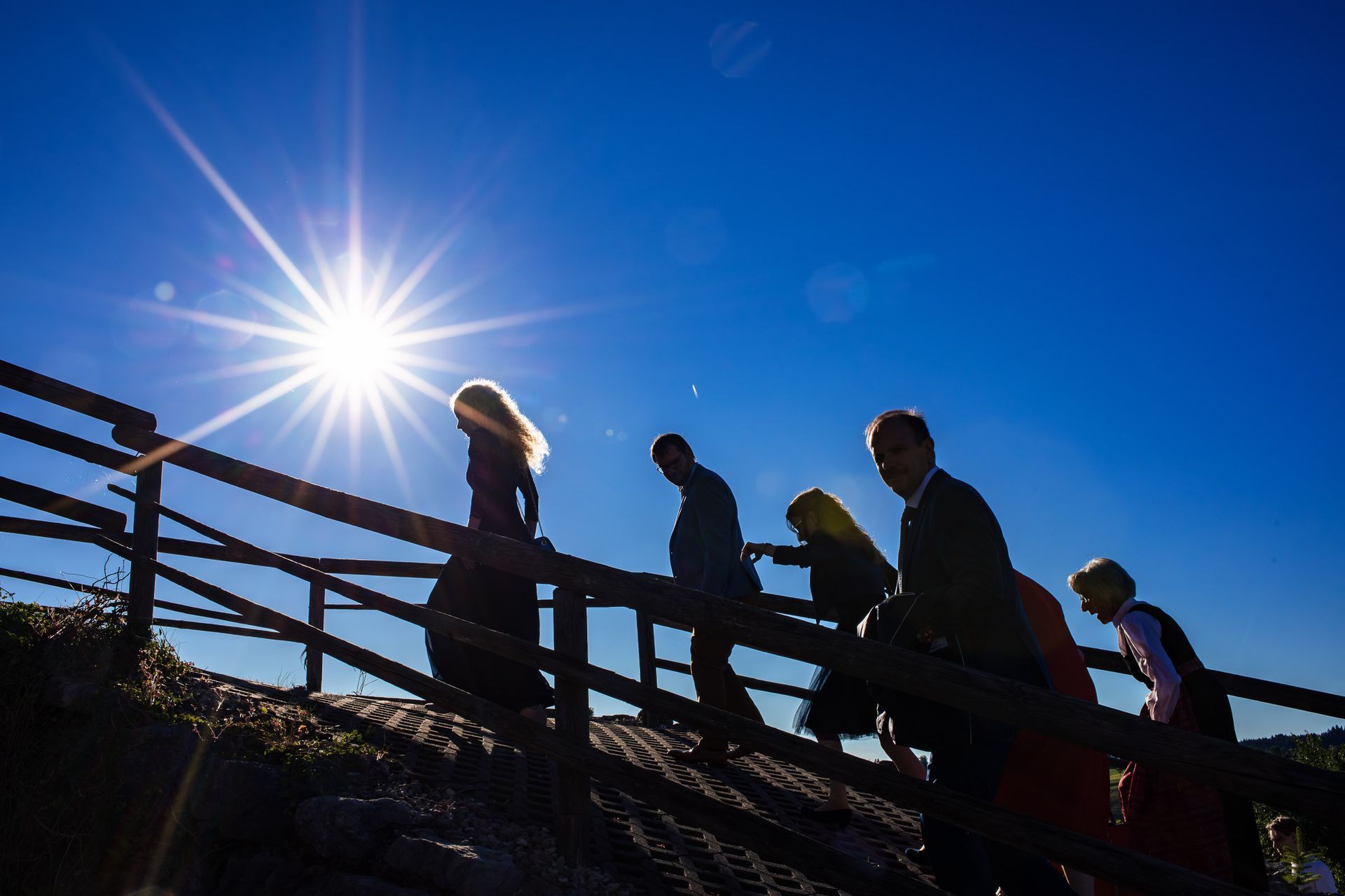 silhouetten von menschen mit blendenstern der sonne