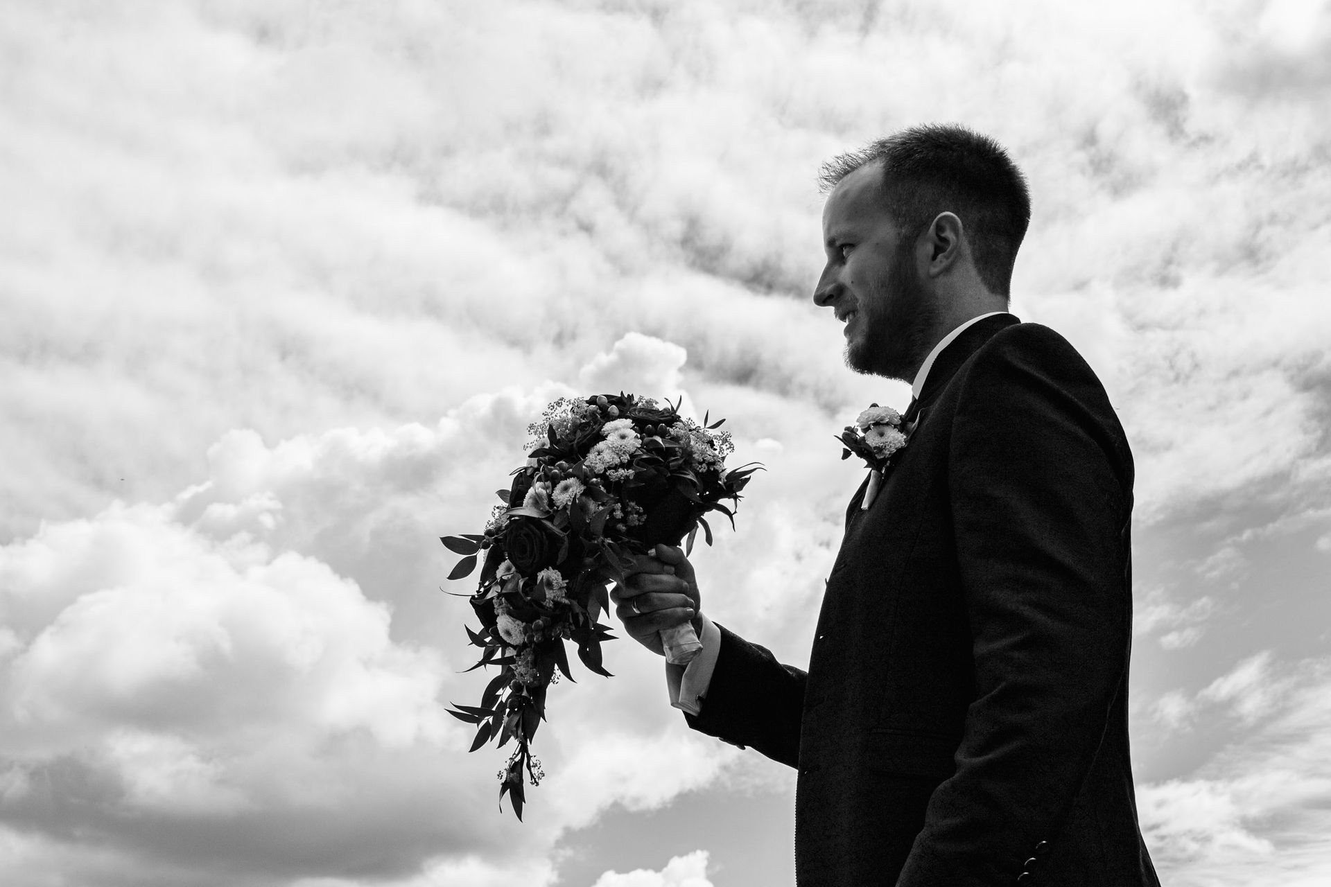 silhouette groom mit brautstrauß