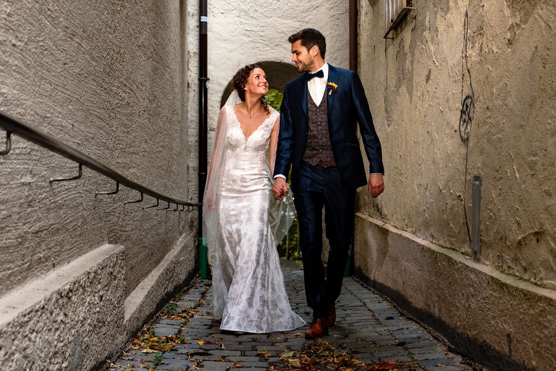 Brautpaar spaziert durch Gasse
