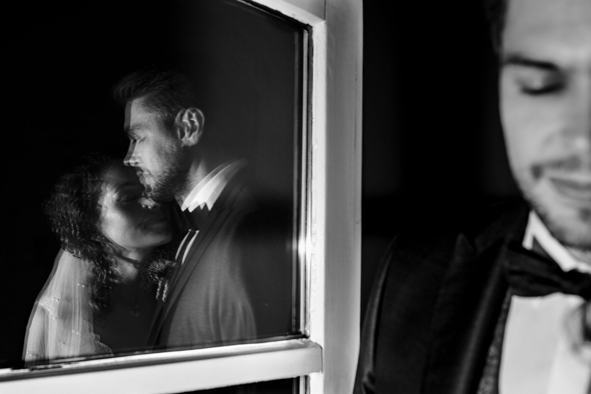 spiegelbild eines paares im fenster