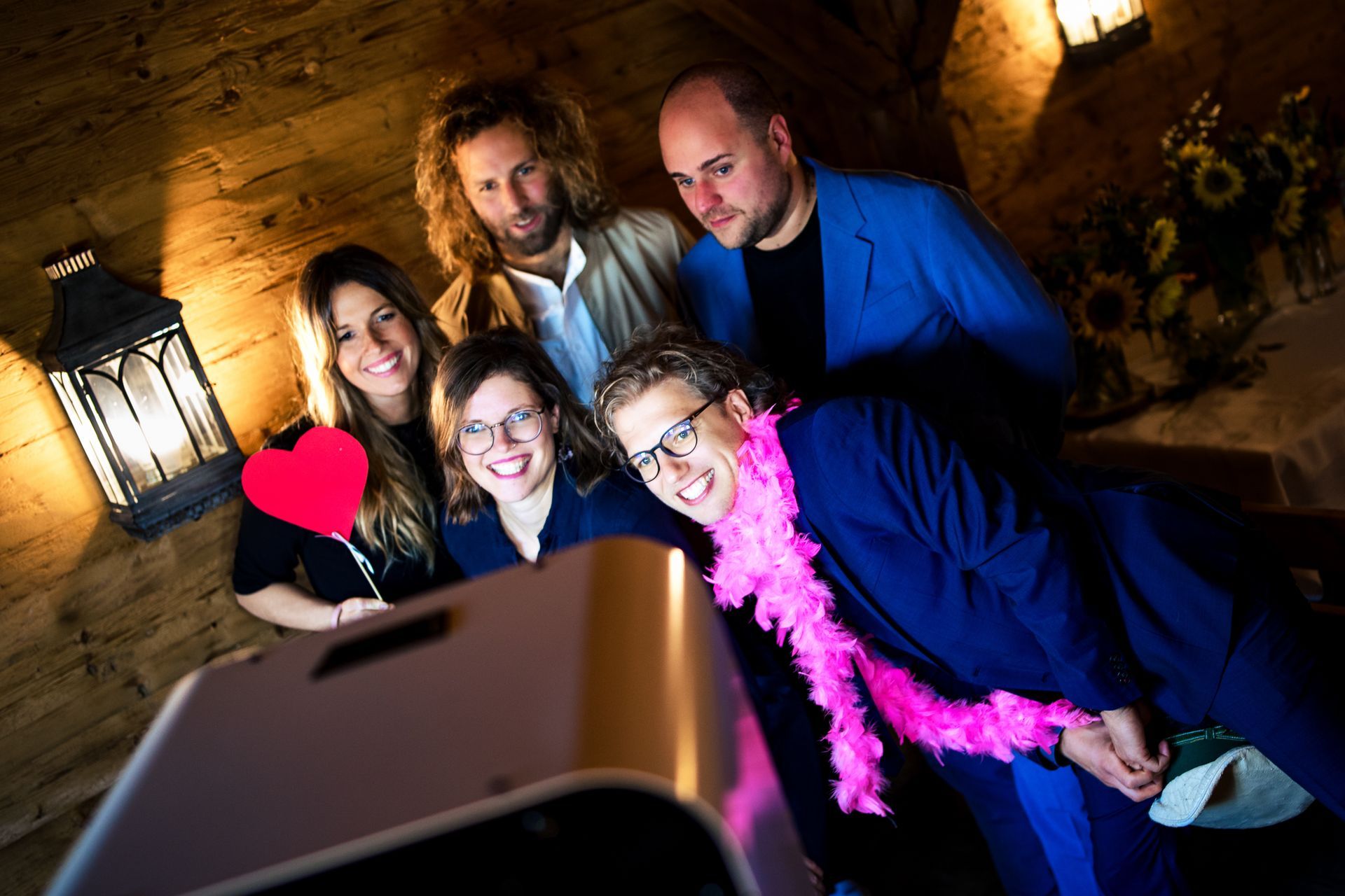 gaeste posieren vor einer photoboot auf hochzeit und haben spaß