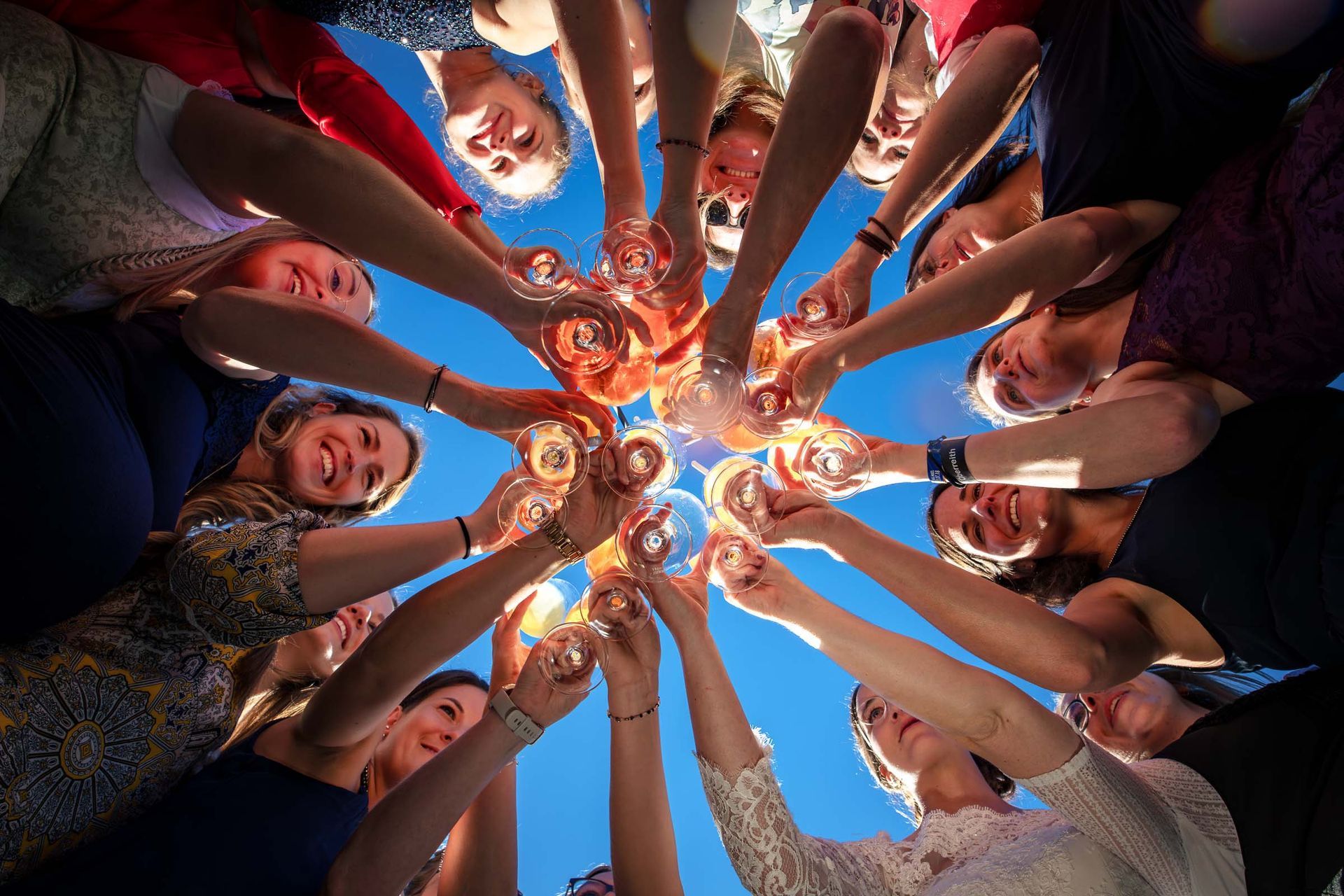 gruppenbild mit sektgläsern von unten