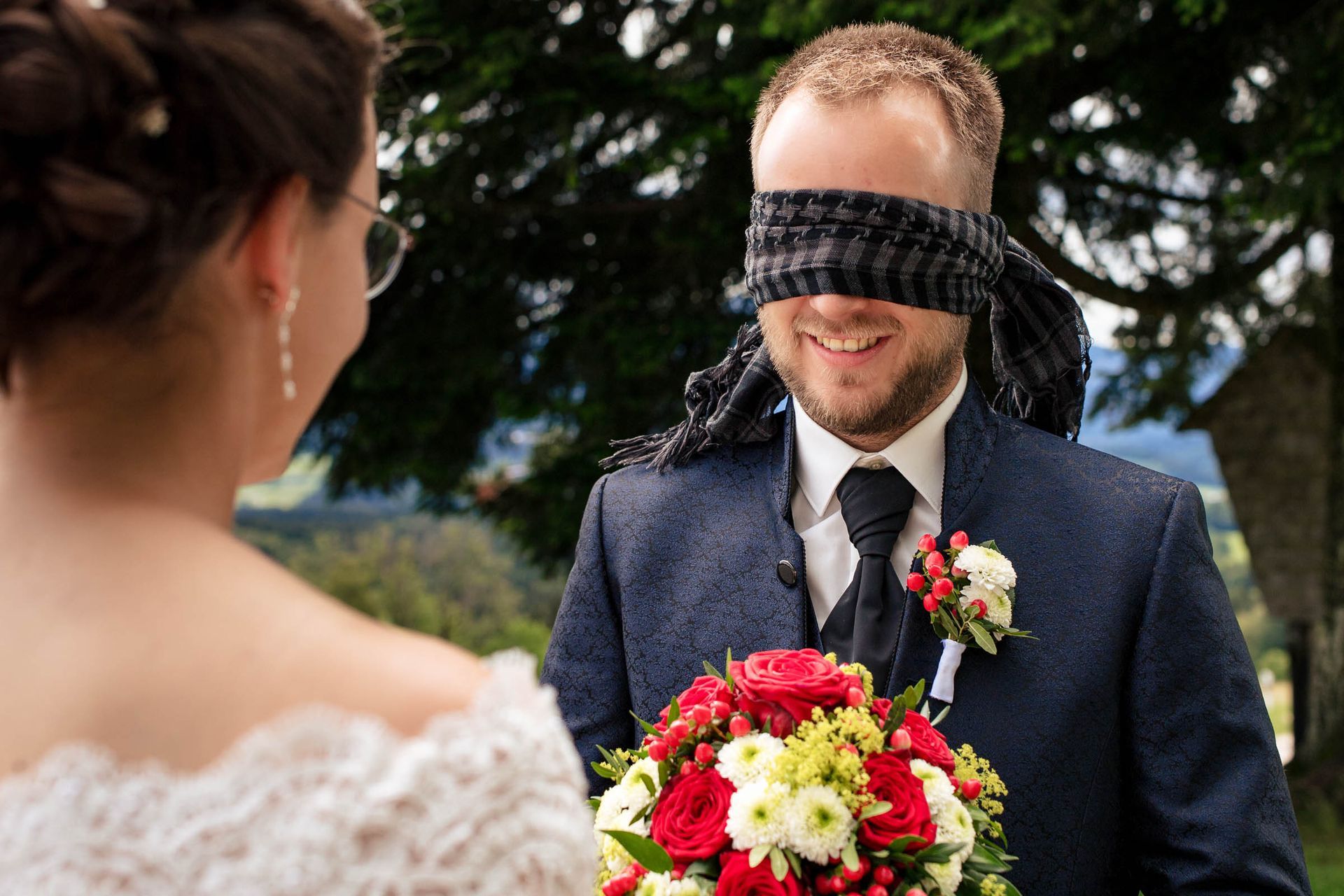 first look hochzeitspaar groom mit augenbinde