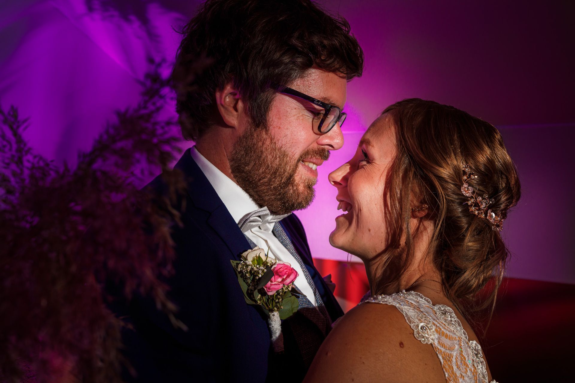 hochzeit chiemsee seewirts strandhaus brautpaar lacht sich an