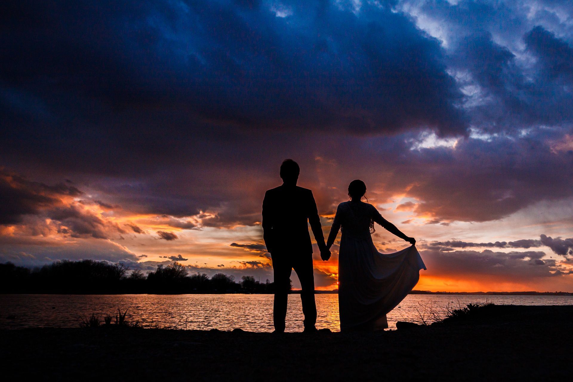 hochzeitspaar im sonnenuntergang am chiemsee hochzeitsfotograf chiemsee