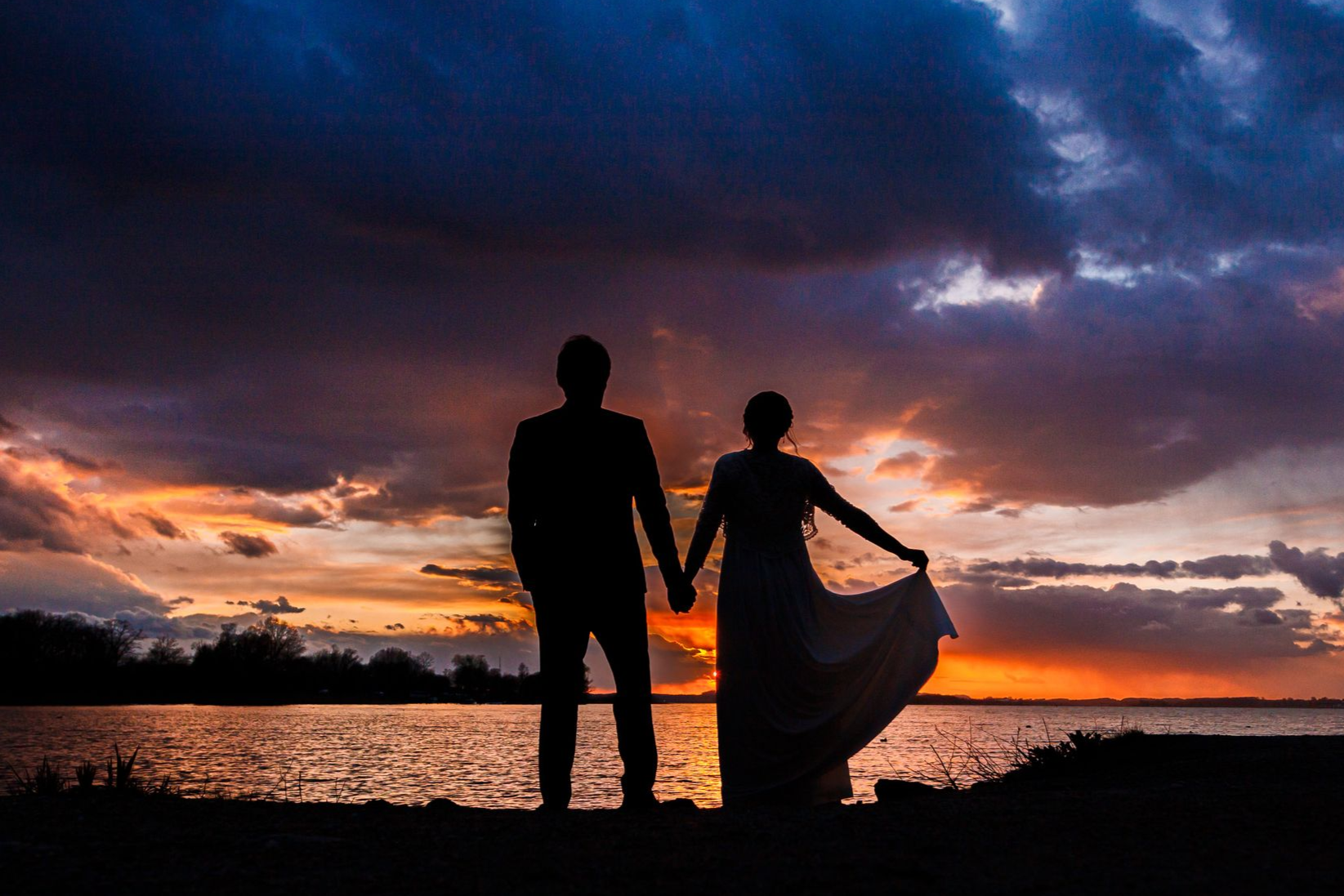 hochzeit chiemsee silhouette hochzeitspaar im sonnenuntergang