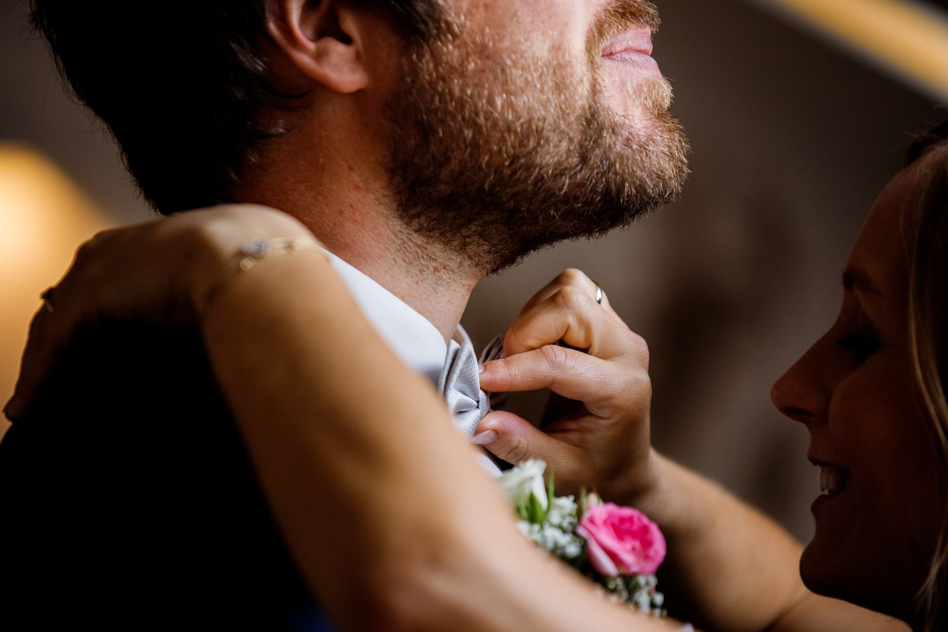hochzeit chiemsee seewirts strandhaus hände richten die fliege des bräutigams
