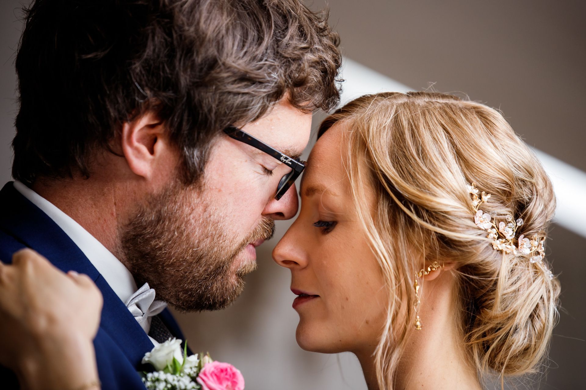hochzeit chiemsee seewirts strandhaus inniges portrait des brautbpaares