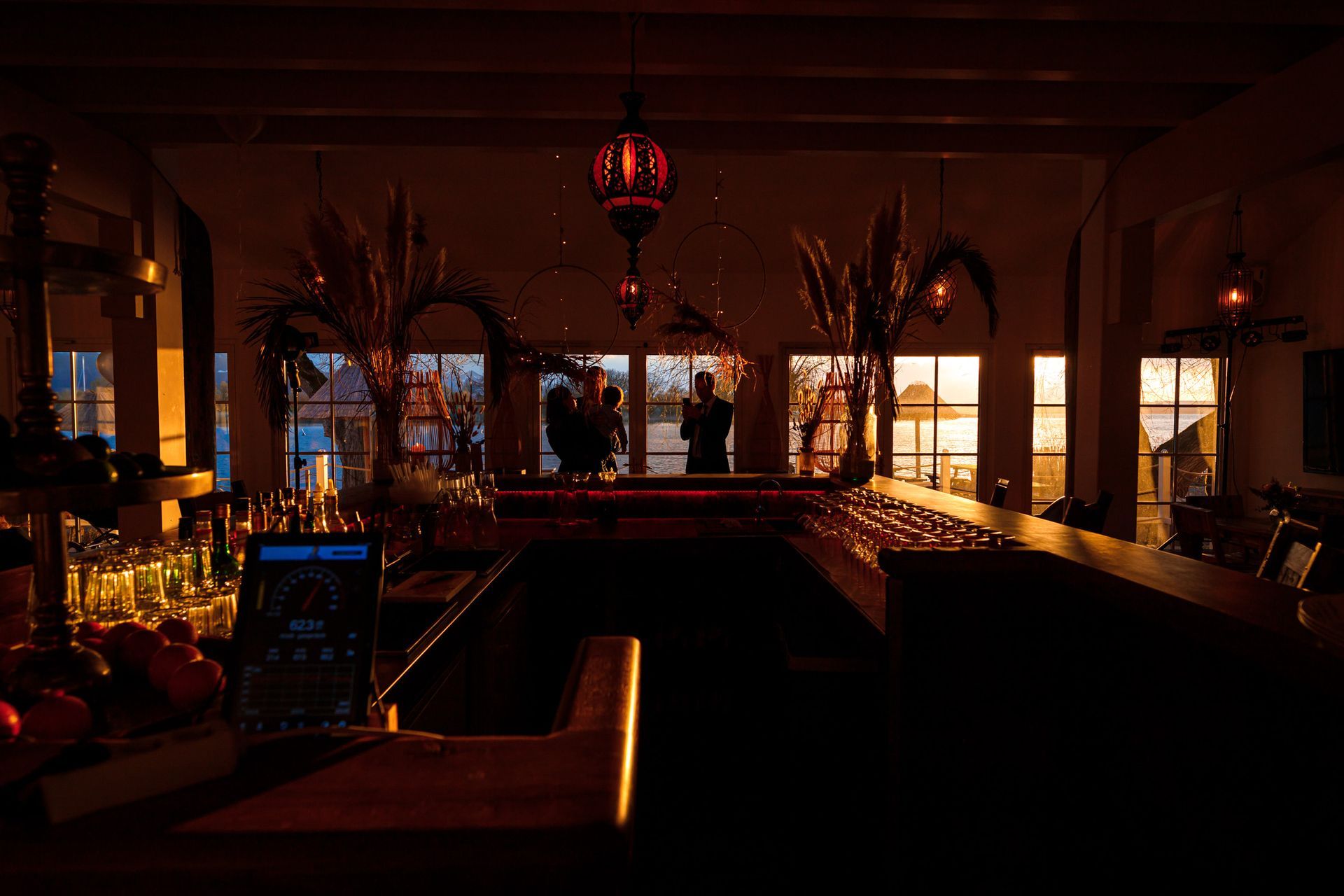 hochzeit in seewirts strandhaus uebersee chiemsee abendsonne