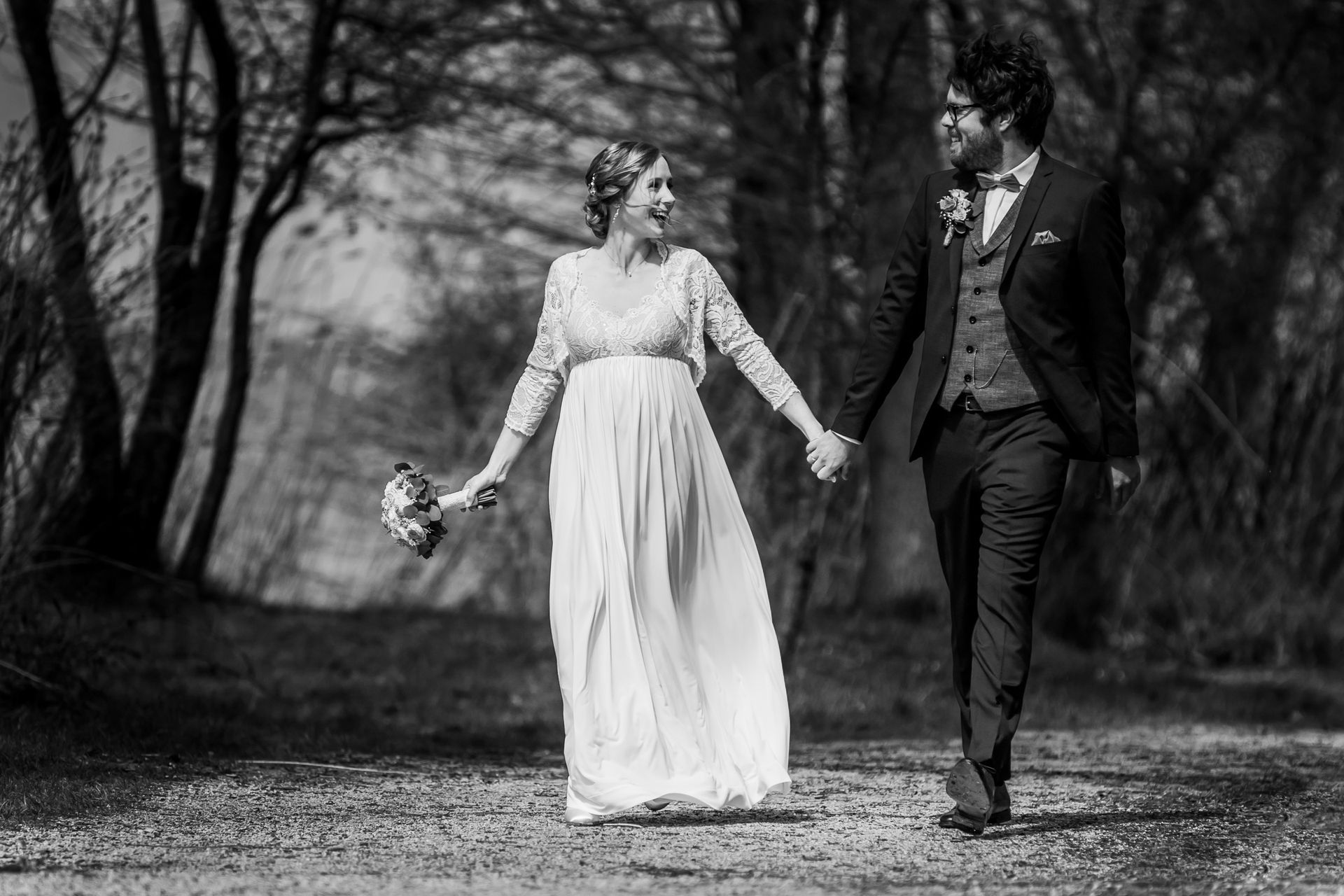 strandbad uebersee chiemsee hochzeitsfotograf andrea kuehl brautpaar spaziert hand in hand