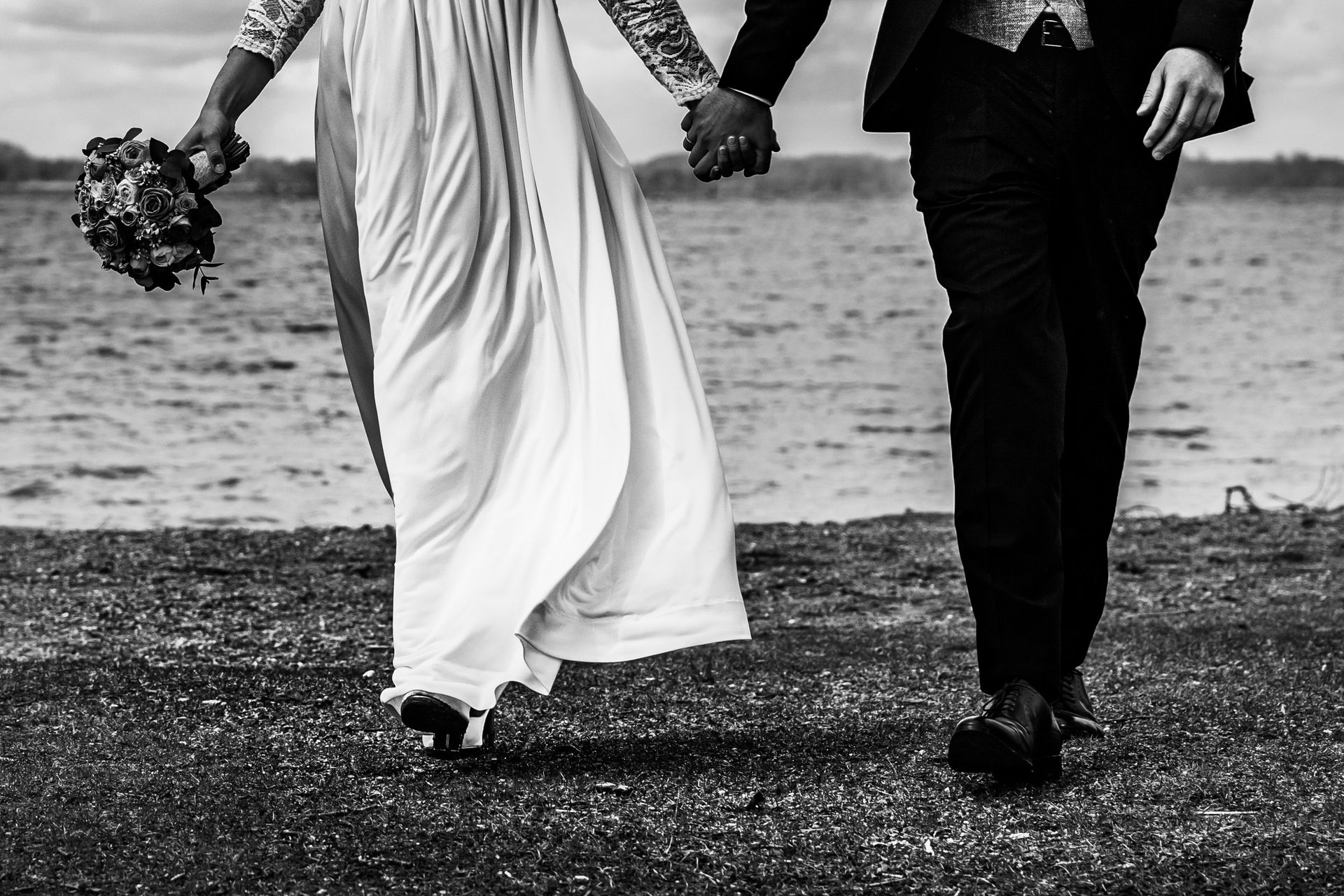 strandbad uebersee chiemsee hochzeitsfotograf andrea kuehl brautpaar geht hand in hand