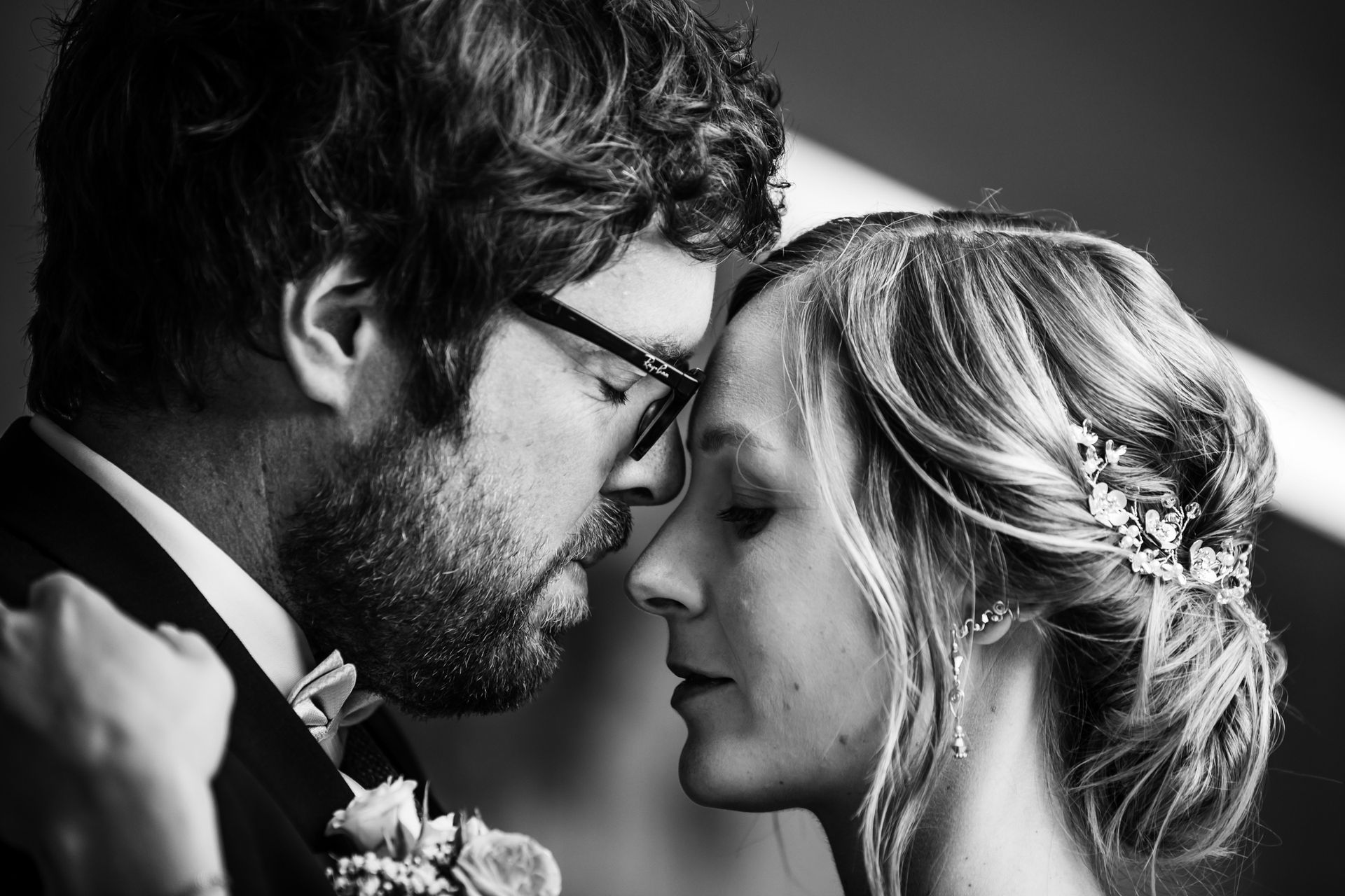 hochzeit chiemsee strandhaus übersee brautpaar in inniger geste