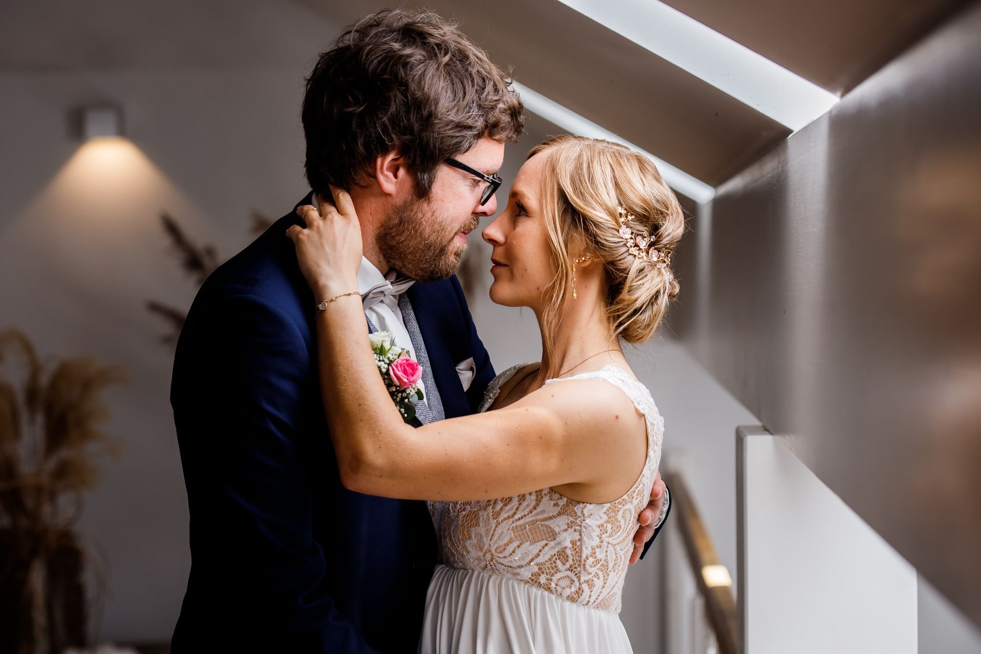 strandbad uebersee chiemsee hochzeitsfotograf andrea kuehl braut und braeutigam in intimer pose